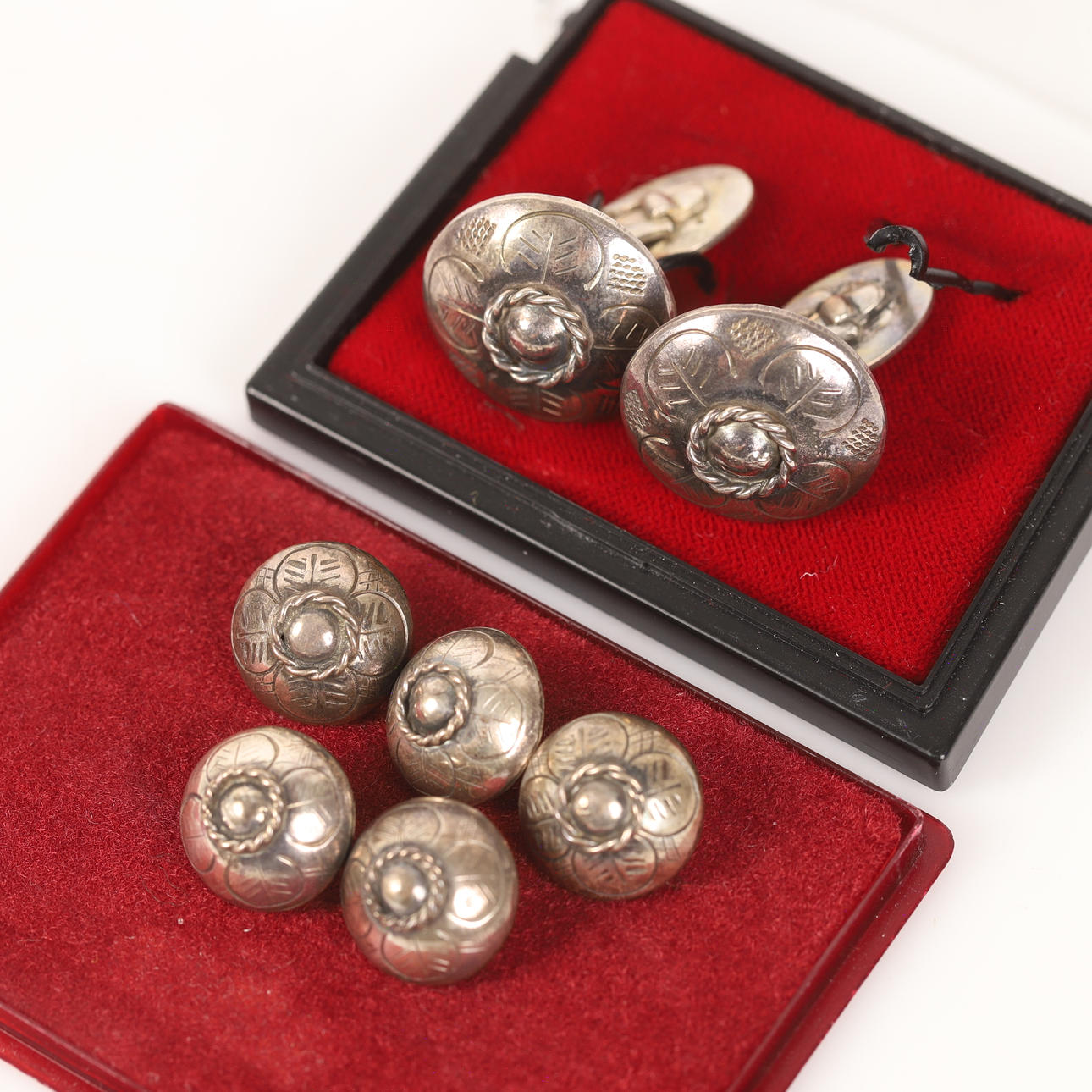 CUFFLINKS AND BUTTONS, 6 pieces, silver.