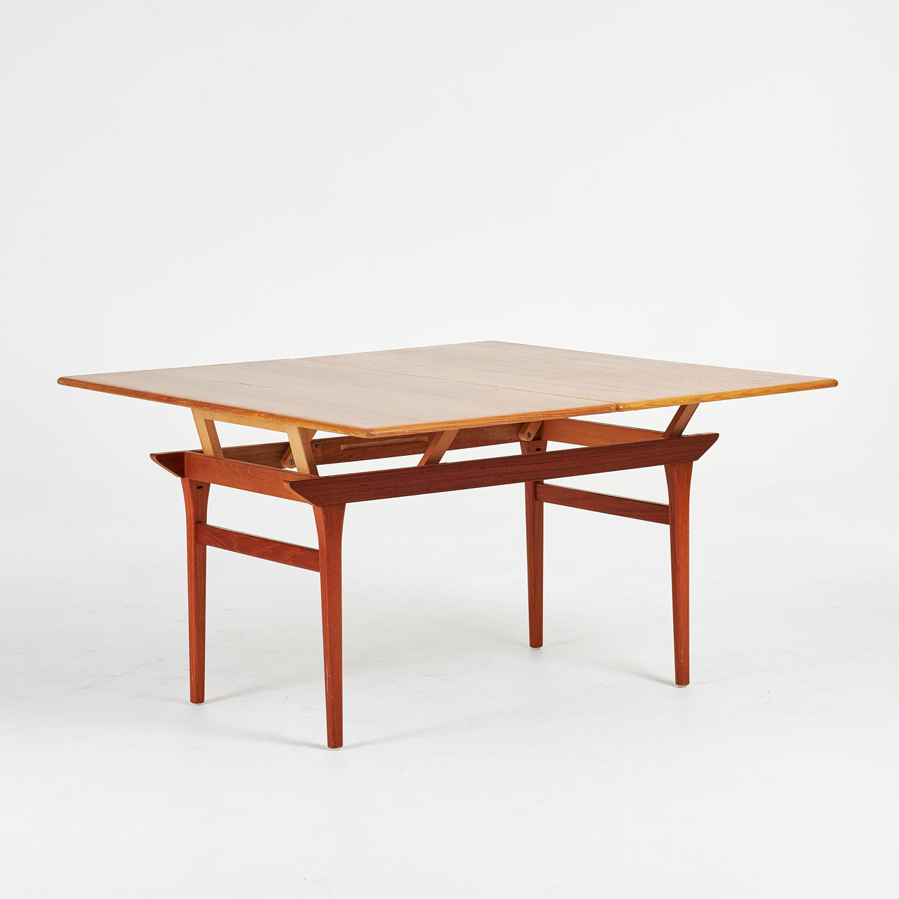 DINING TABLE/COFFEE TABLE, 1950/60'S. Teak, swivel with insert disc.