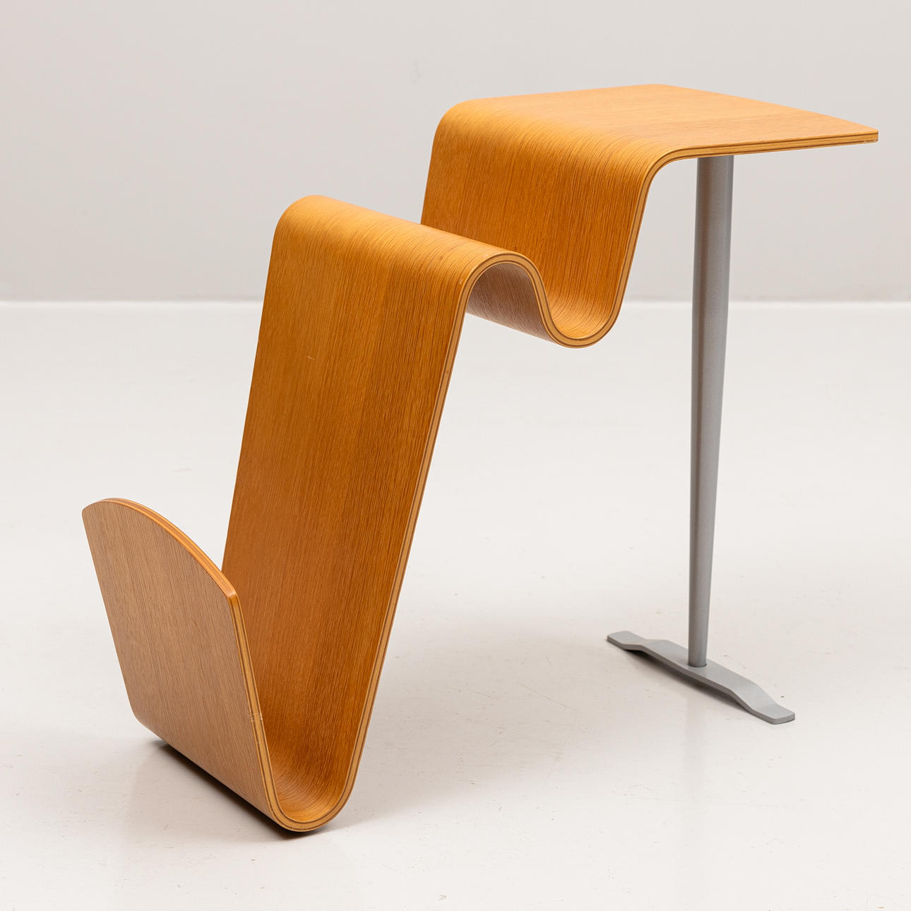 TIDNINGSBORD, böjträ, metall, samtida.