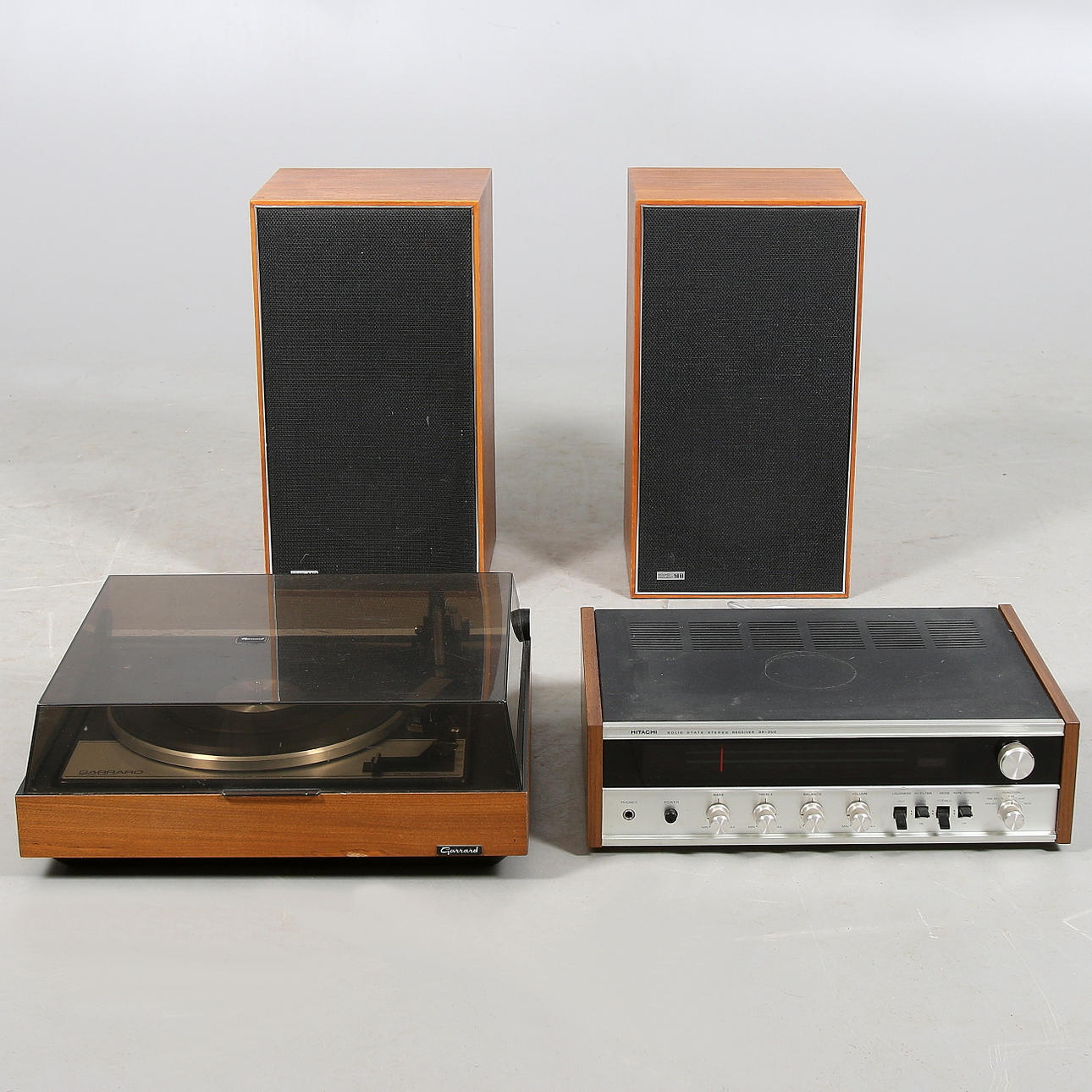 SKIVSPELARE, FÖRSTÄRKARE och HÖGTALARE, 4 delar, Garrard, Hitachi, Dux.