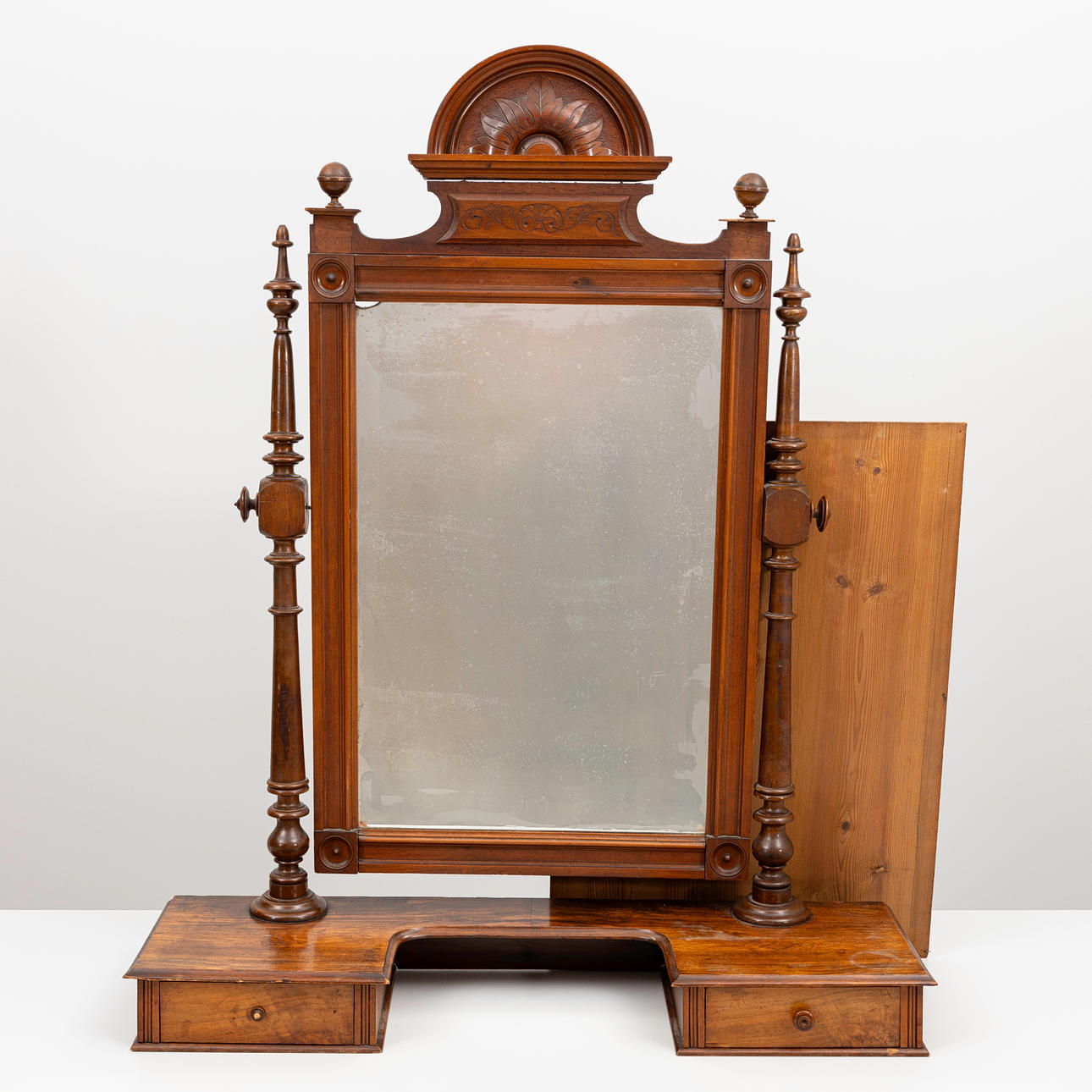 BYRÅSPEGEL, nyrenässans, omkring 1900.