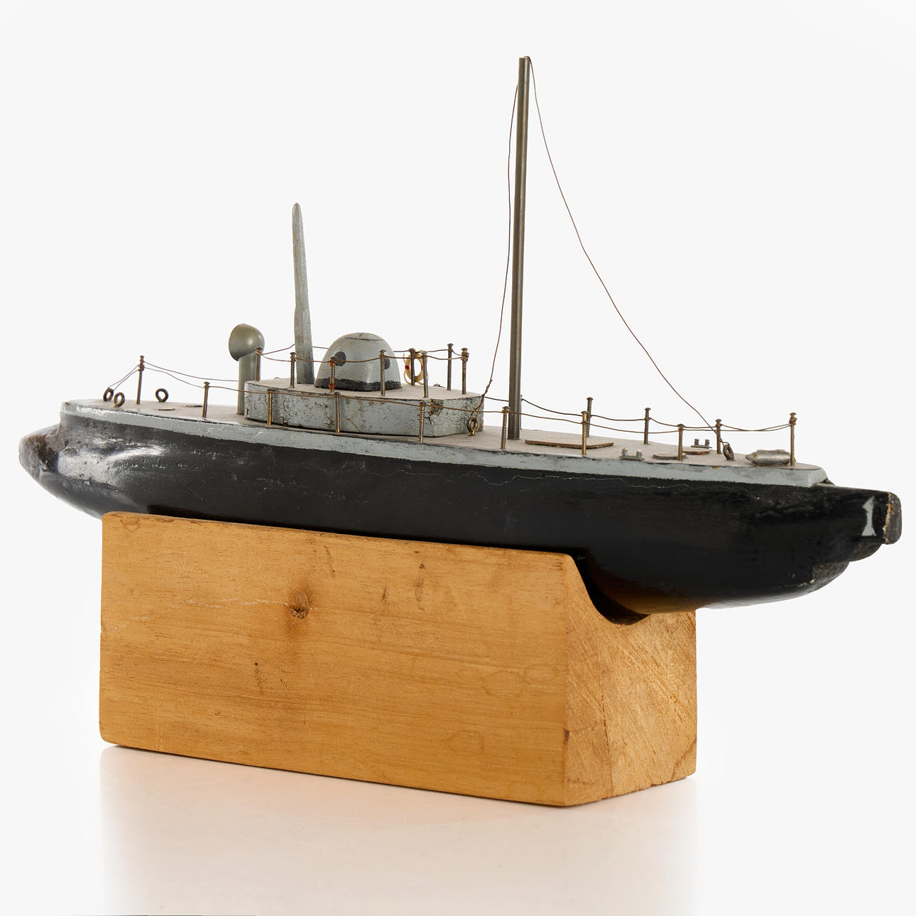 Ein Modellschiff, ein U-Boot, erste Hälfte des 20. Jahrhunderts, Holz und Metall.