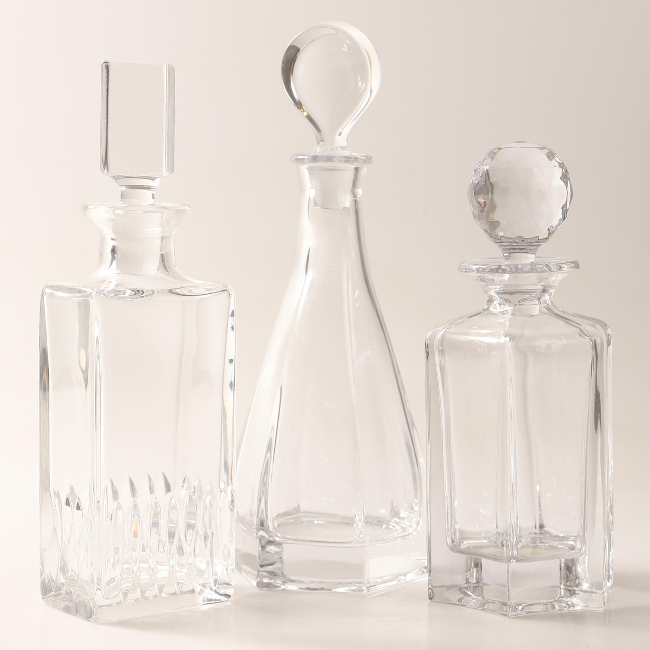 Ein Satz von 3 Glaskaraffen, Böhmen, Tschechien.