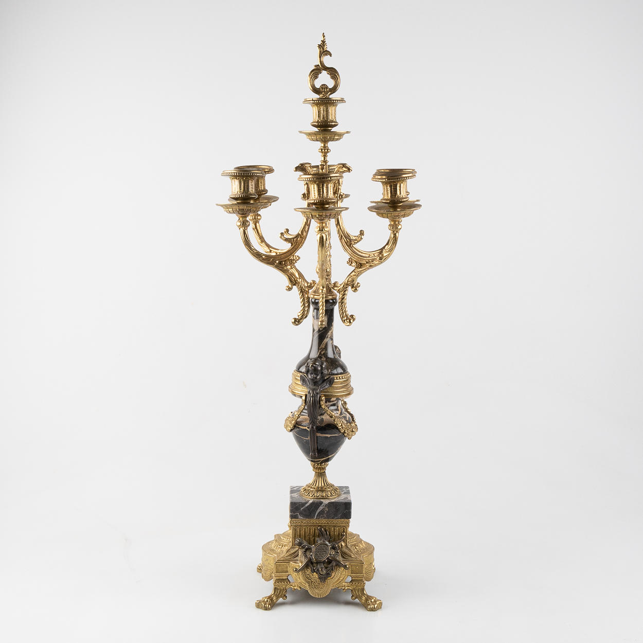 Un candelabro de estilo Luis XVI, de latón.