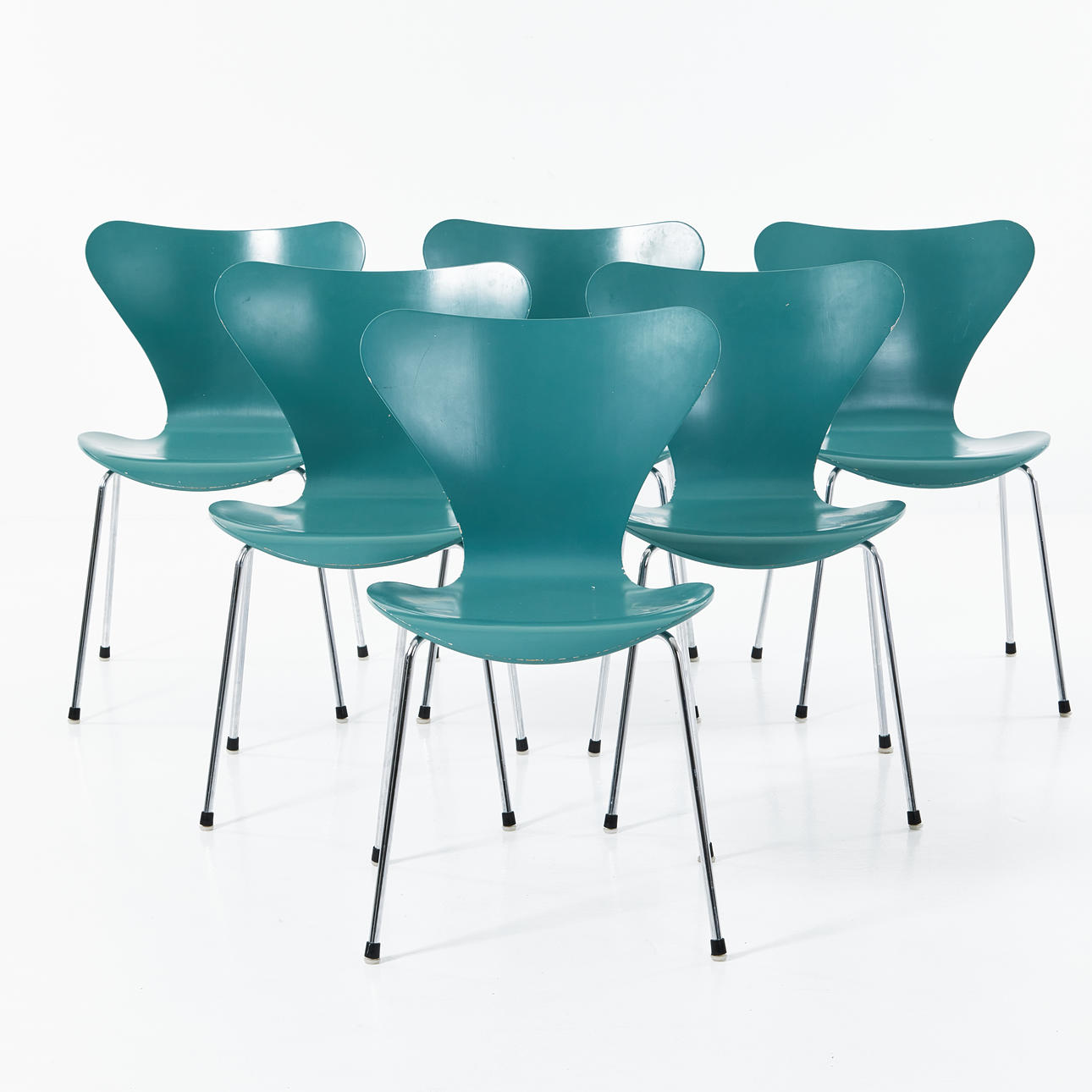ARNE JACOBSEN. A set of six “Sjuan” chairs, Fritz Hansen, Denmark, designed 1955.