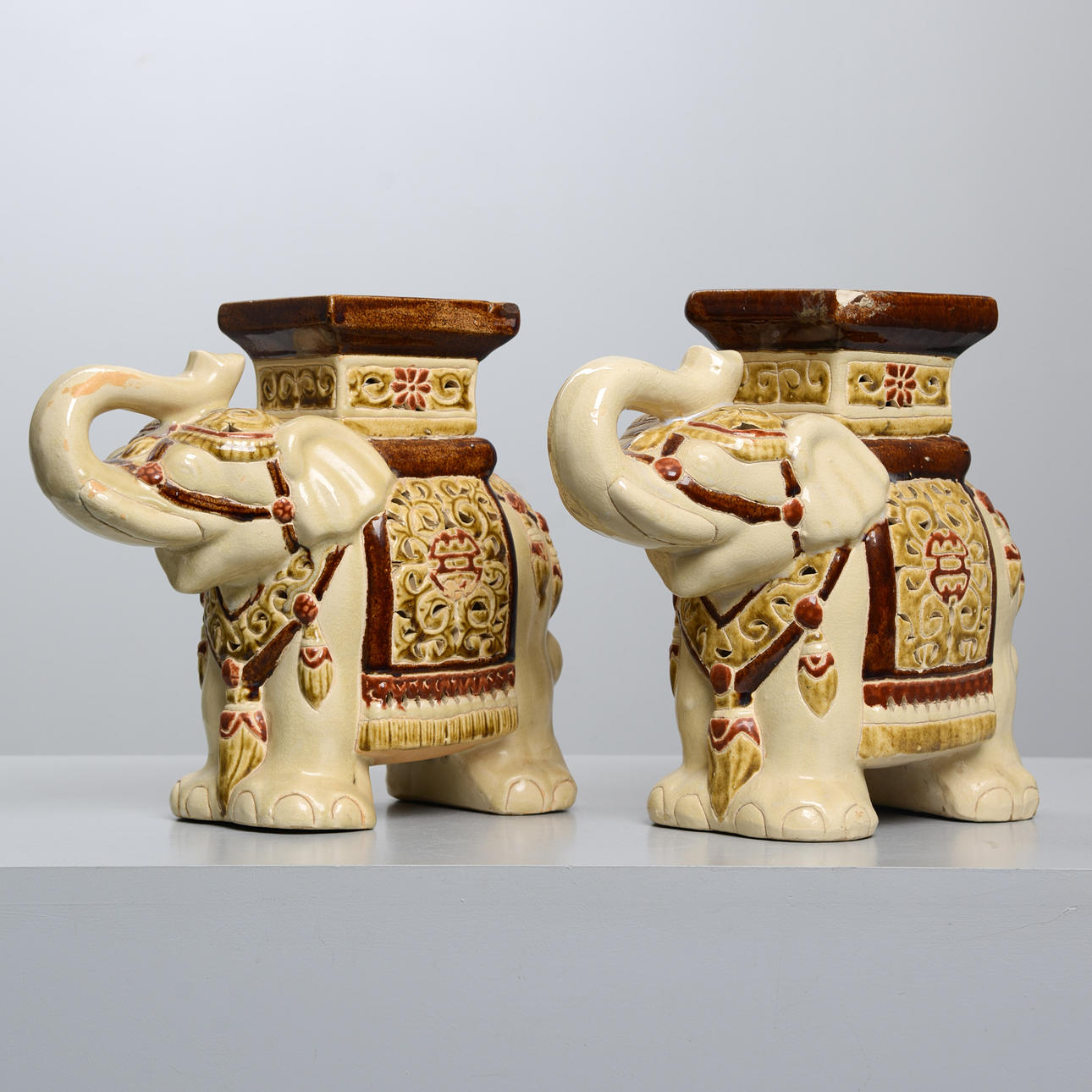 Kaksi 1900-luvun norsujalustaa.