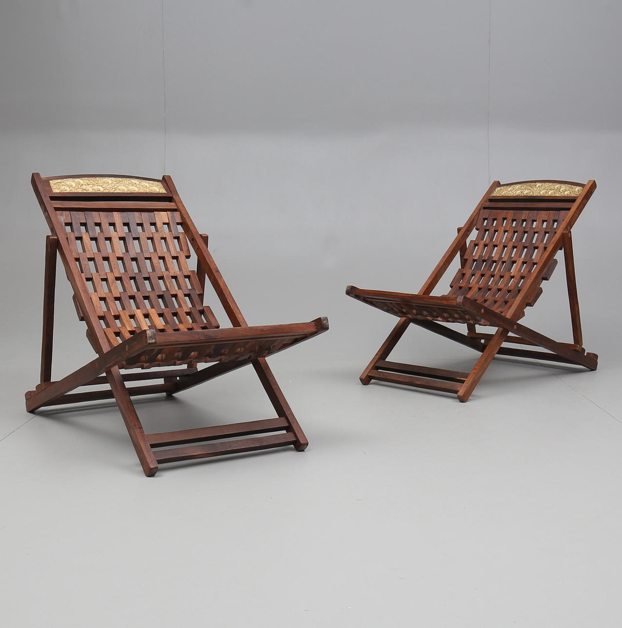 SOLSTOLAR / DÄCKSTOLAR, ett par, orientaliska.