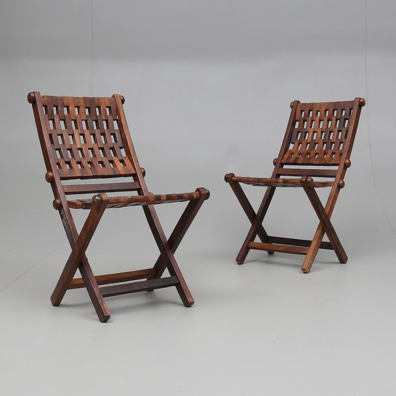 SOLSTOLAR/DÄCKSTOLAR, ett par, orientaliska.