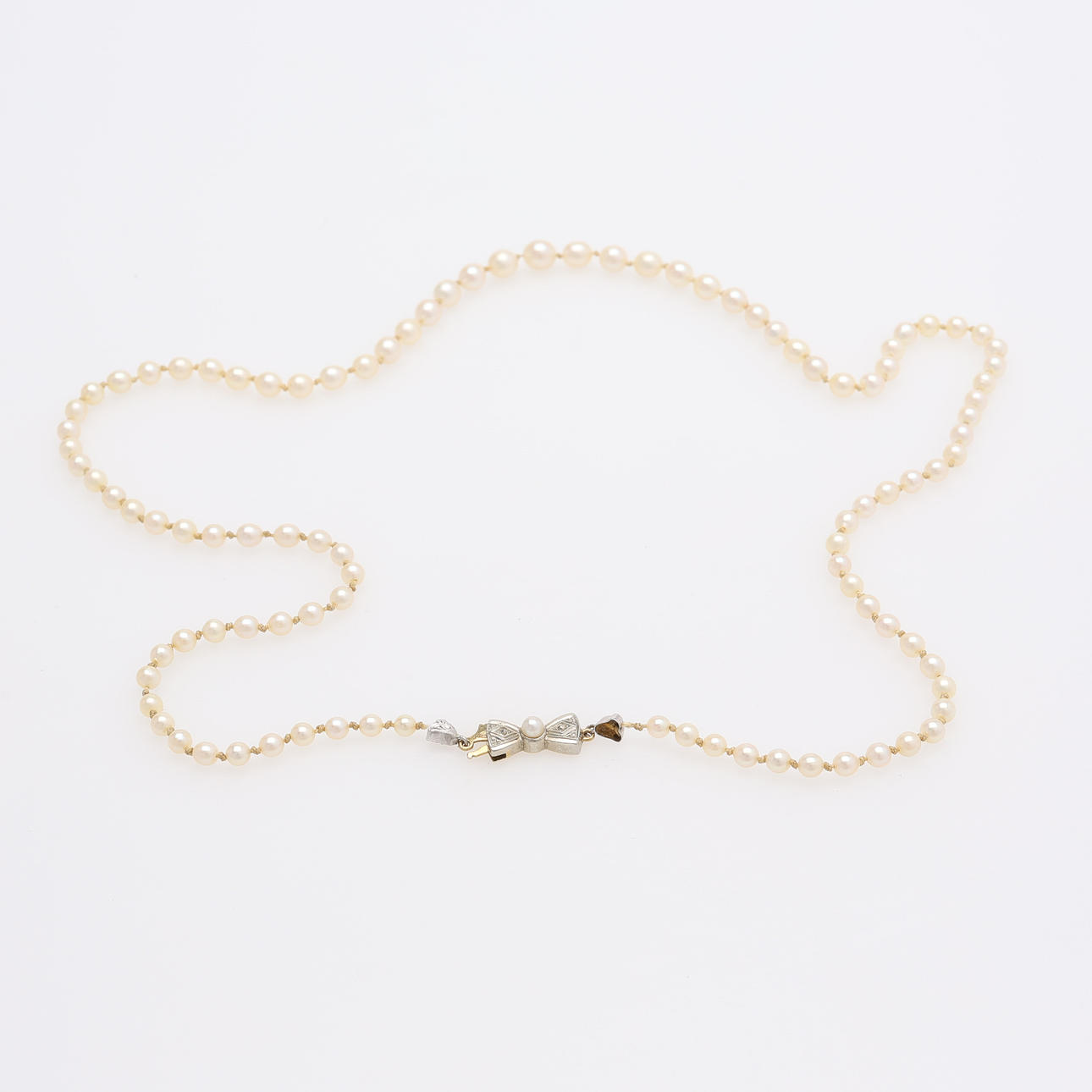 MESSBARE PERLENKETTE, VERSCHLUSS AUS 18 KARAT GOLD.