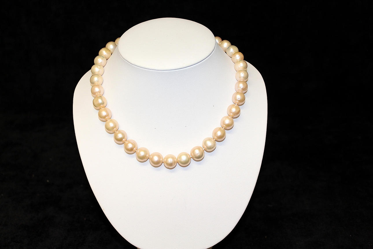 COLLIER, doserat odlade barocka pastellrosa sötvattenpärlor.