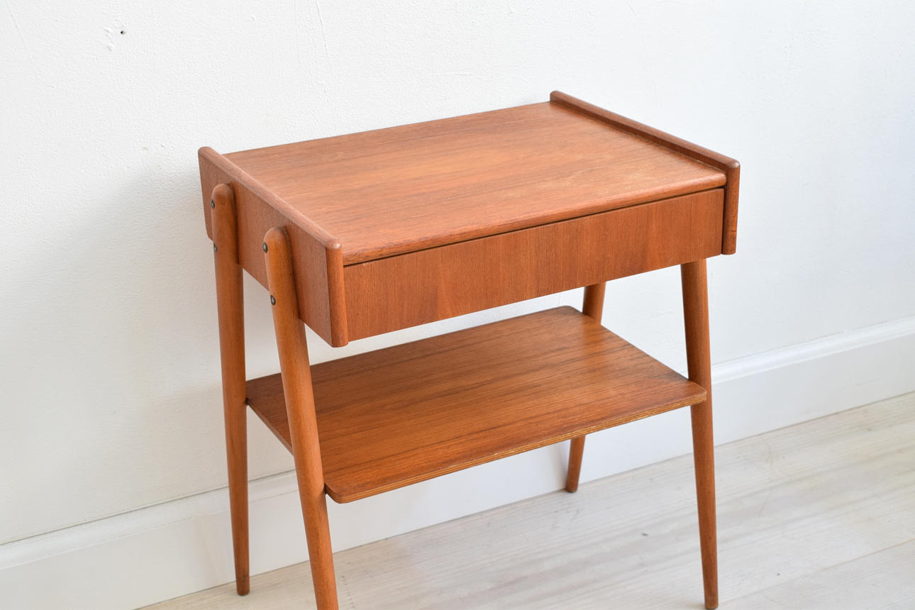 LITET NATTBORD I TEAK, 1900-TAL.