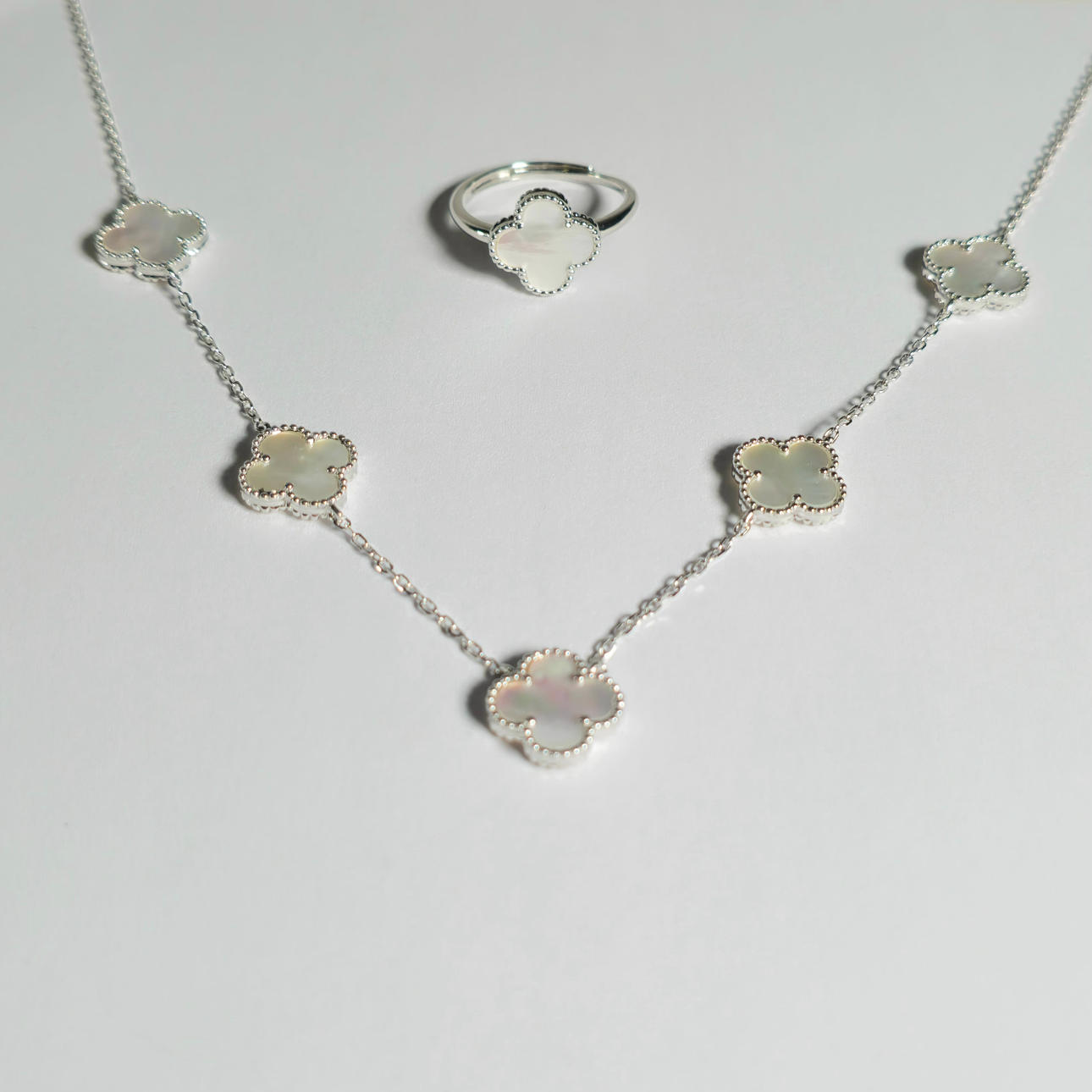 COLLAR Y ANILLO AJUSTABLE EN PLATA Y NÁCAR ESTILO VAN CLEEF.