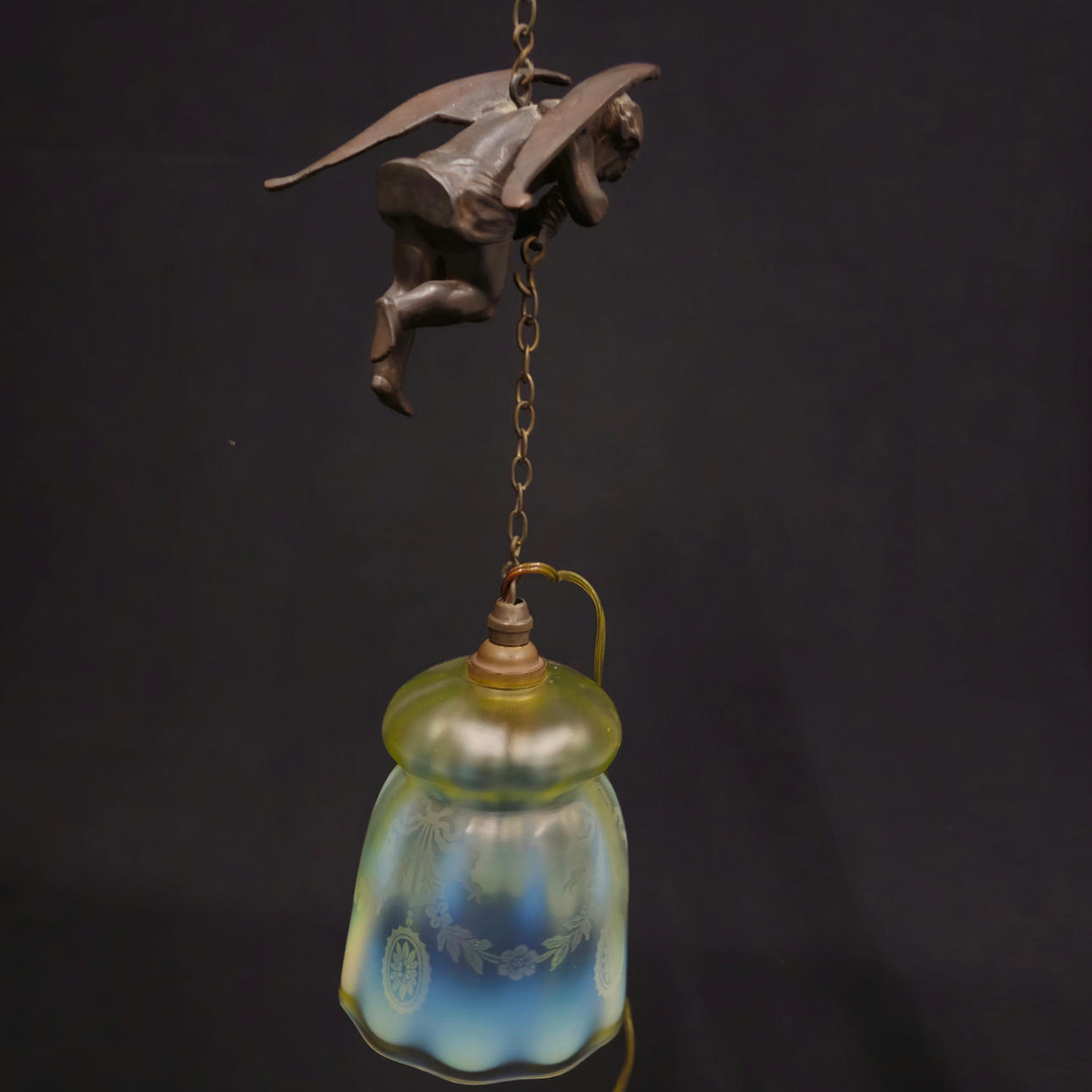 CHERUBIN CEILING LAMP WITH ENGRAVED YELLOW CRYSTAL TULIP.