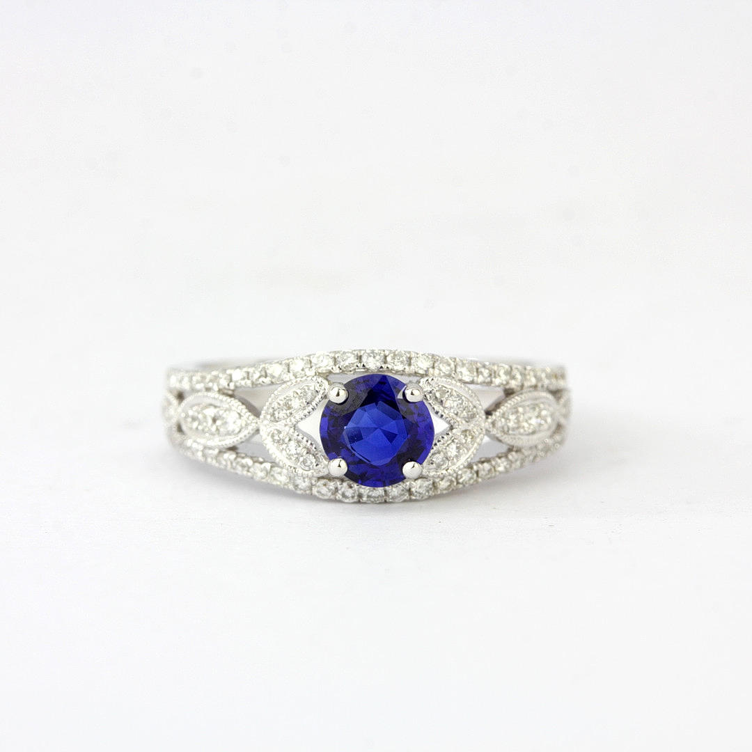 18CT WHITE GOLD SAPPHIRE AND DIAMOND SET RING.