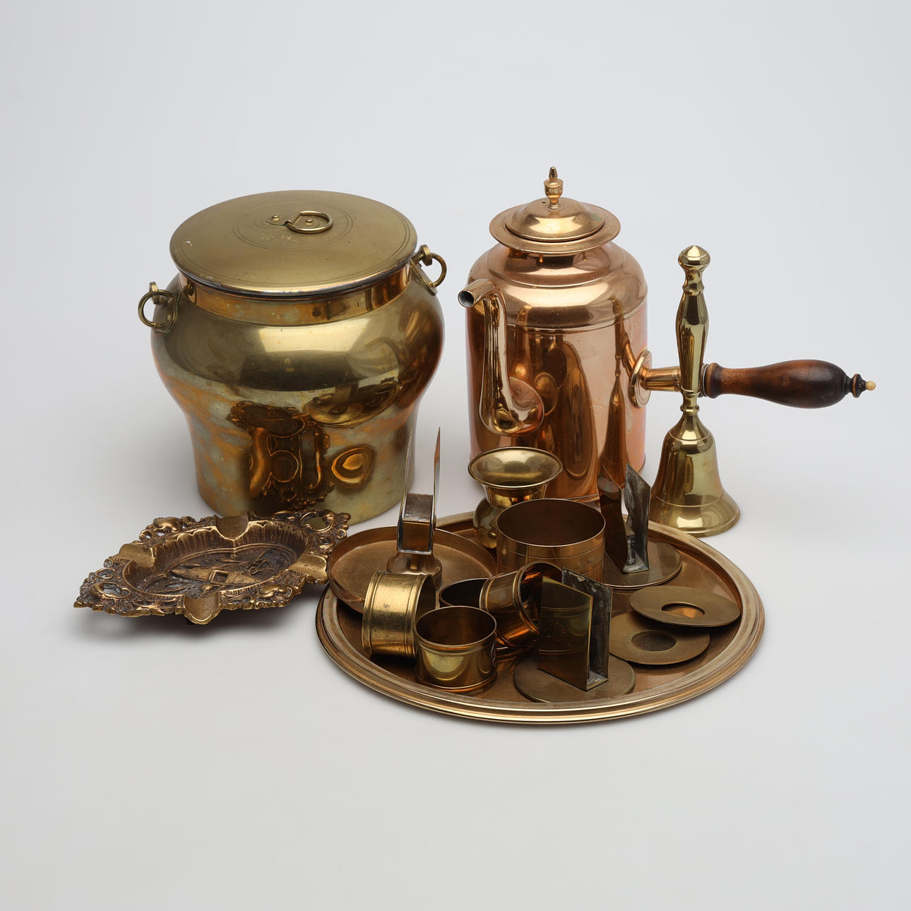 METAL OBJECTS, 16 pieces, including brass.