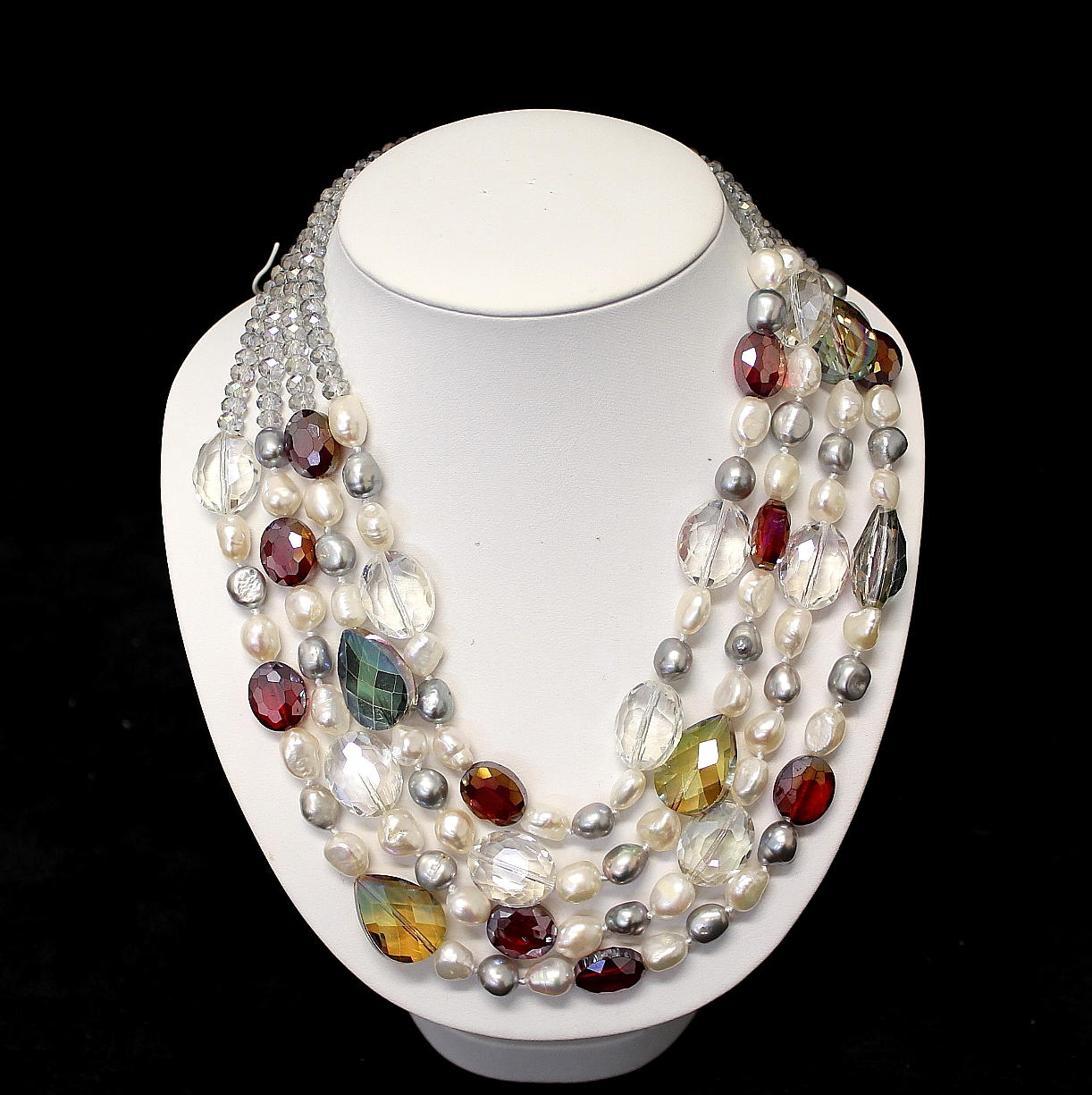 COLLIER, 4-Radigt, med odlade vita och silver barocka pärlor, facetterad kristall i multifärger.