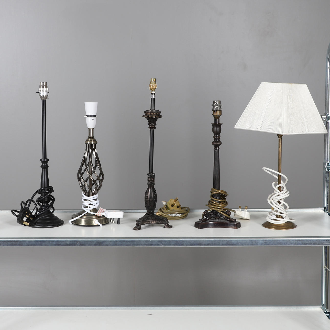 FIVE METAL TABLE LAMPS.