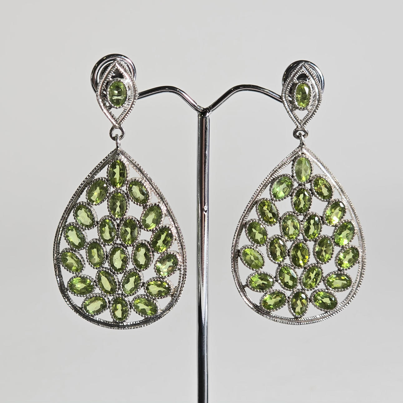 TV. MOBILE EARRINGS IN SILVER WITH OLIVINES.