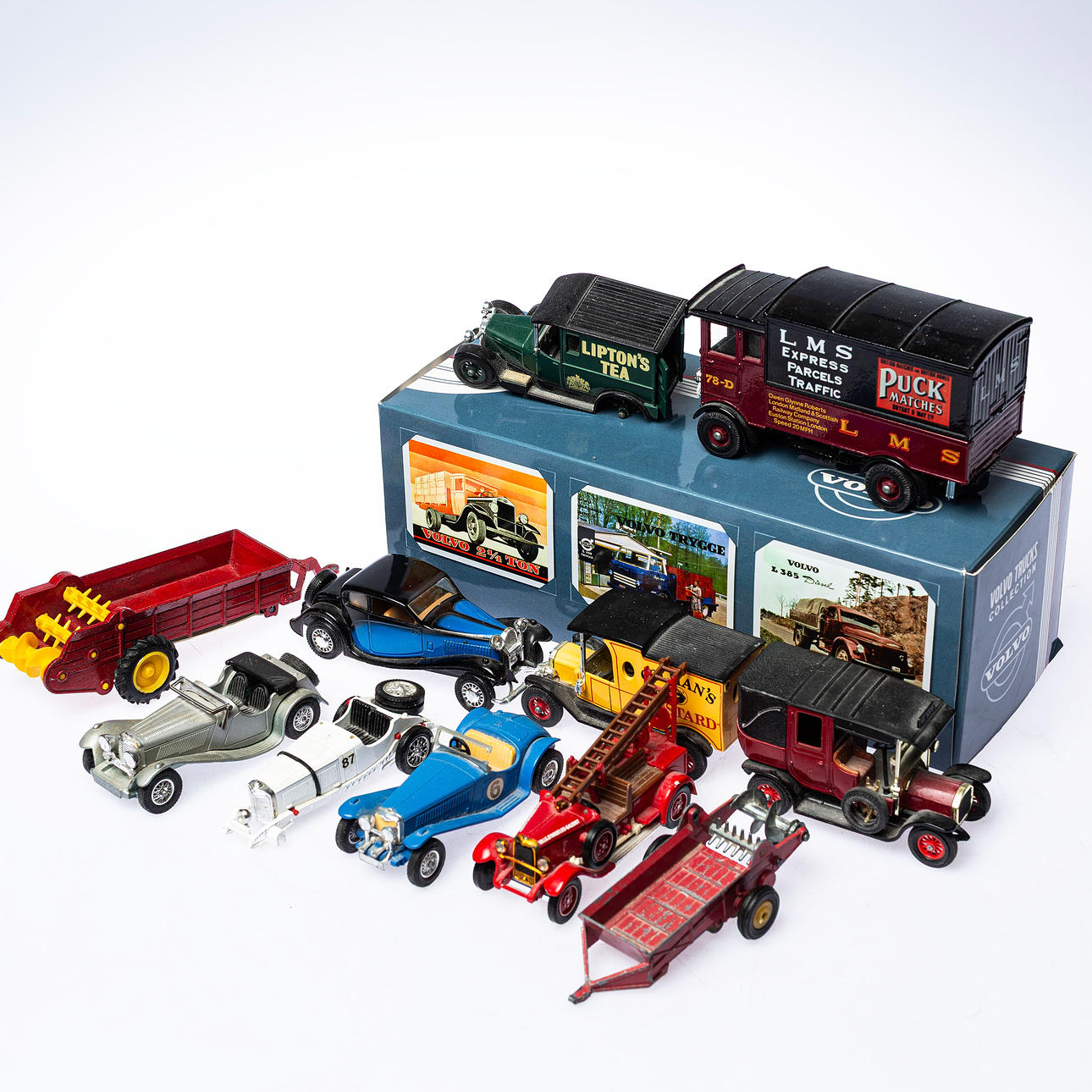 MODELBILER, såsom Corgi, Volvo lastbiler osv.