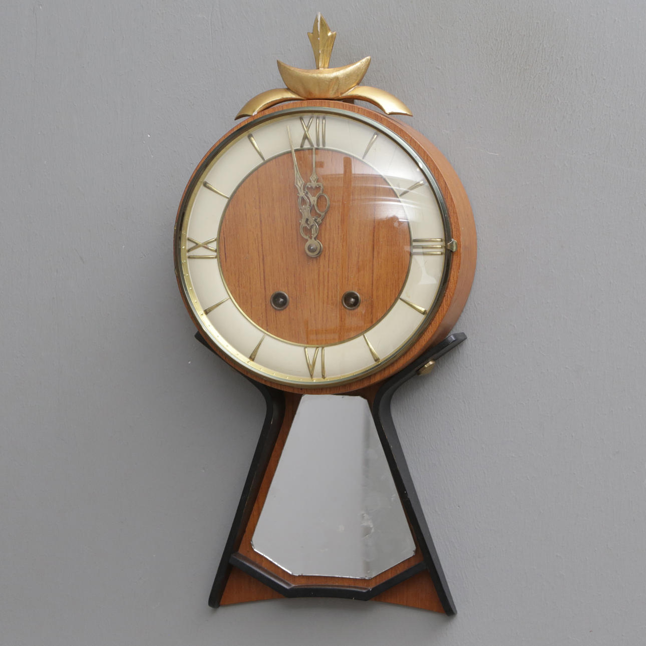 RELOJ DE PARED, con péndulo.