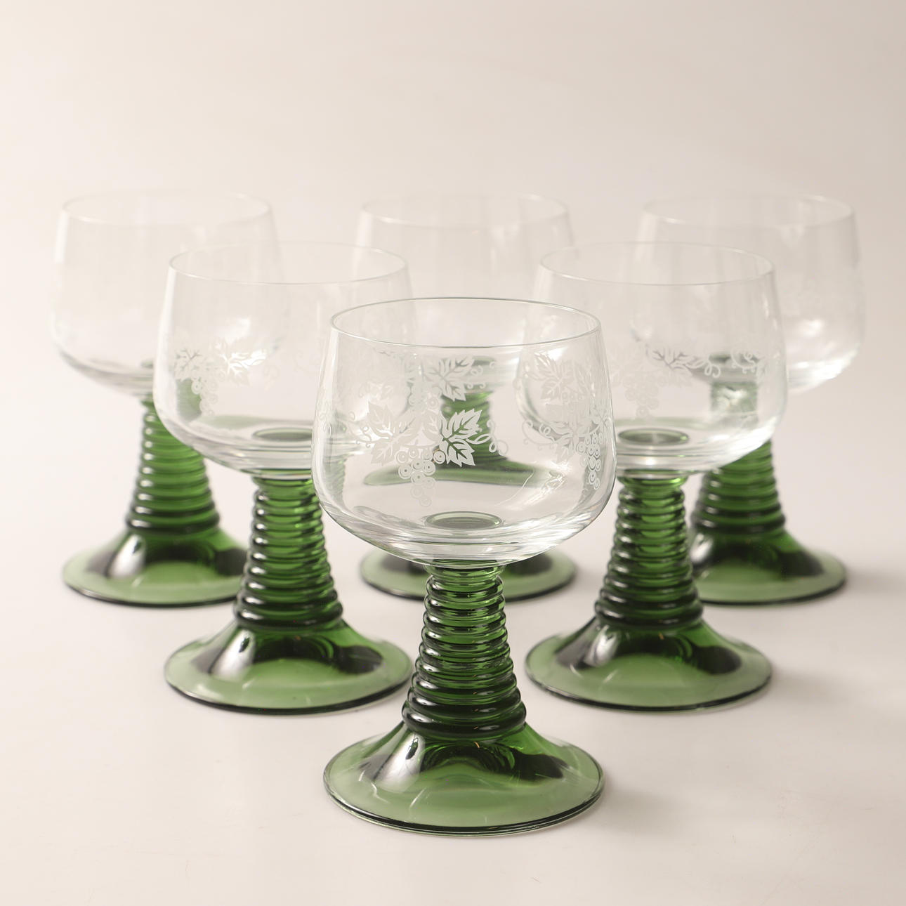 A set of 6 glass straps with green base and grape decor, 20th century.