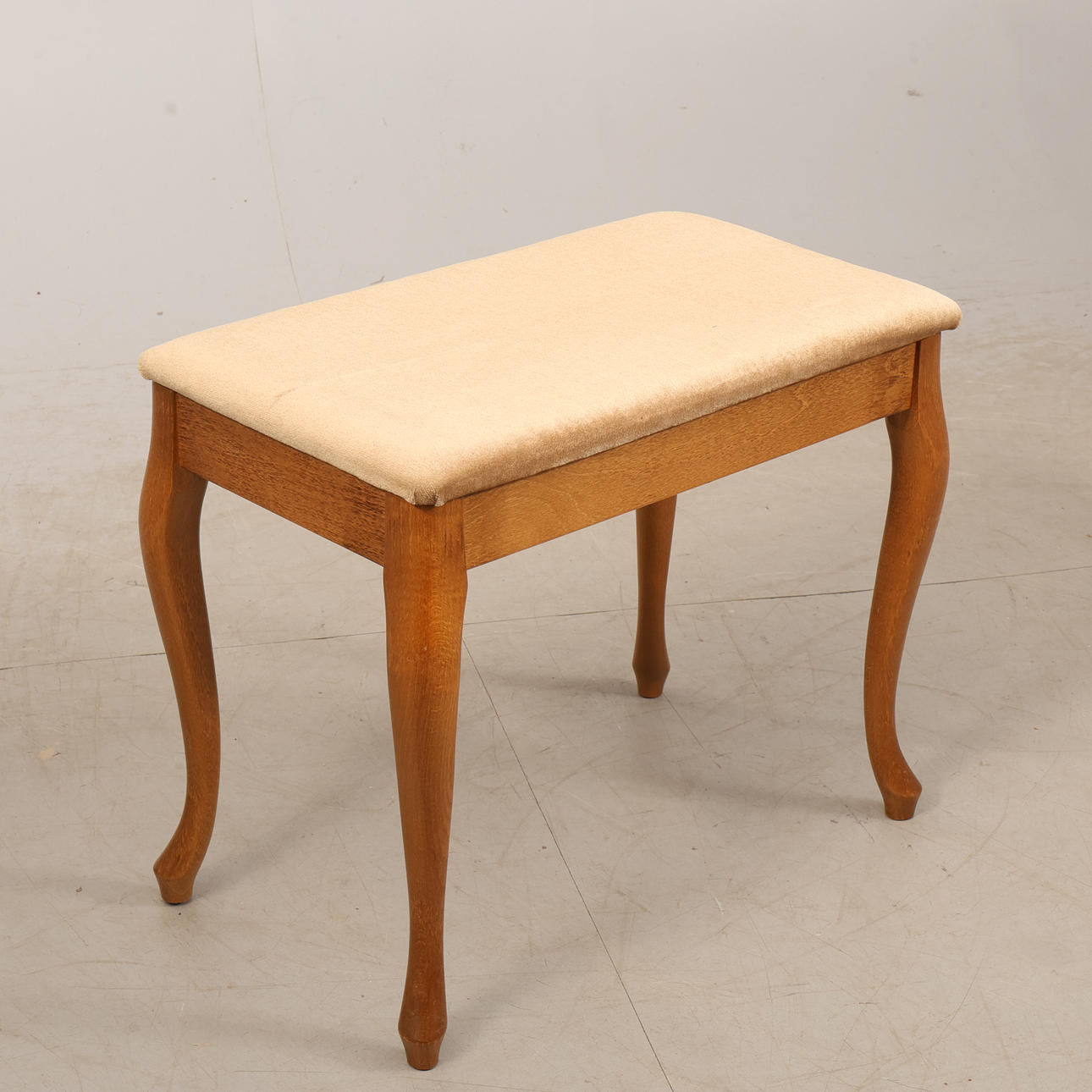 A 20th century Rococo piano stool.