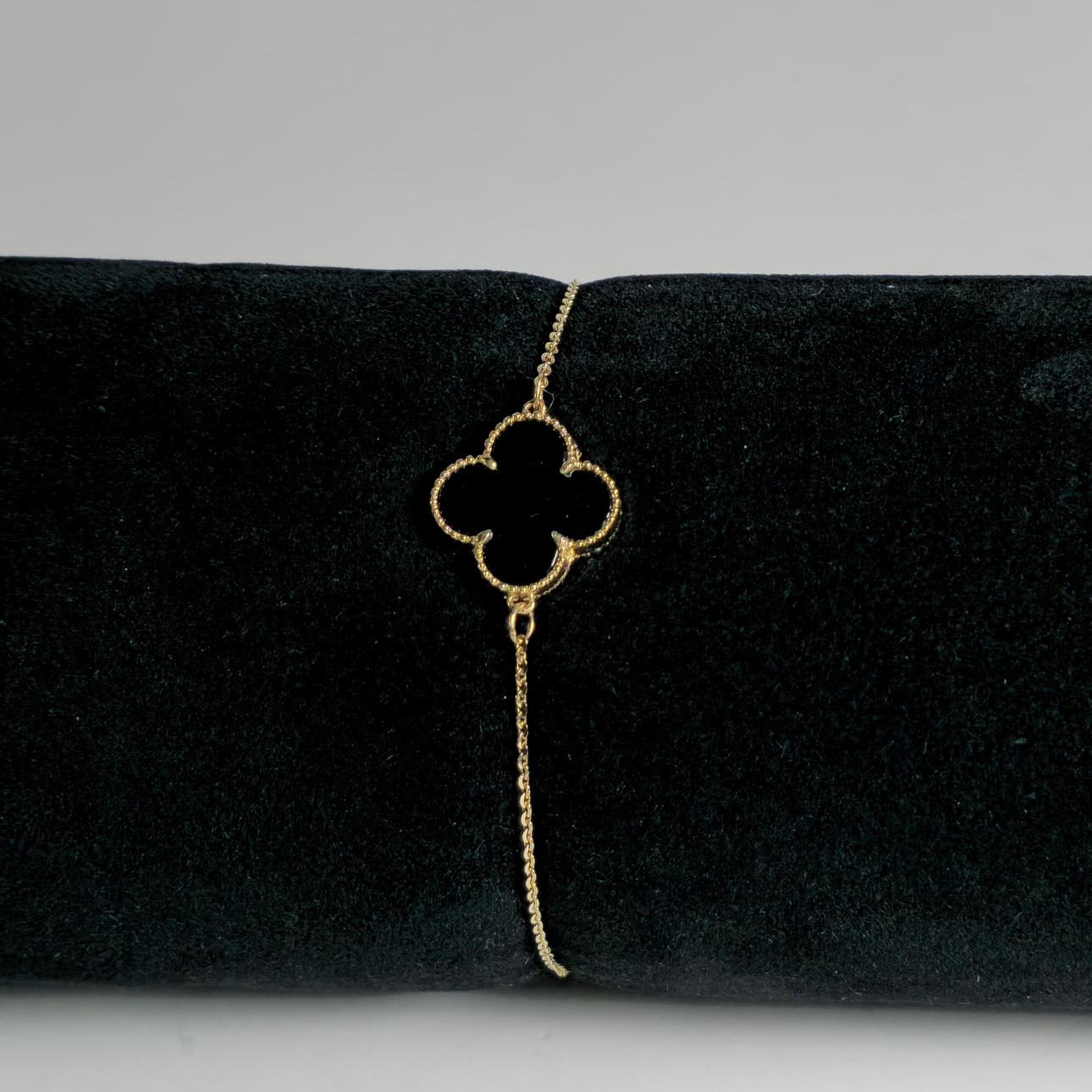 VAN CLEFF STYLE 18 KARAT GULD OG SORT ONYX ARMBÅND.