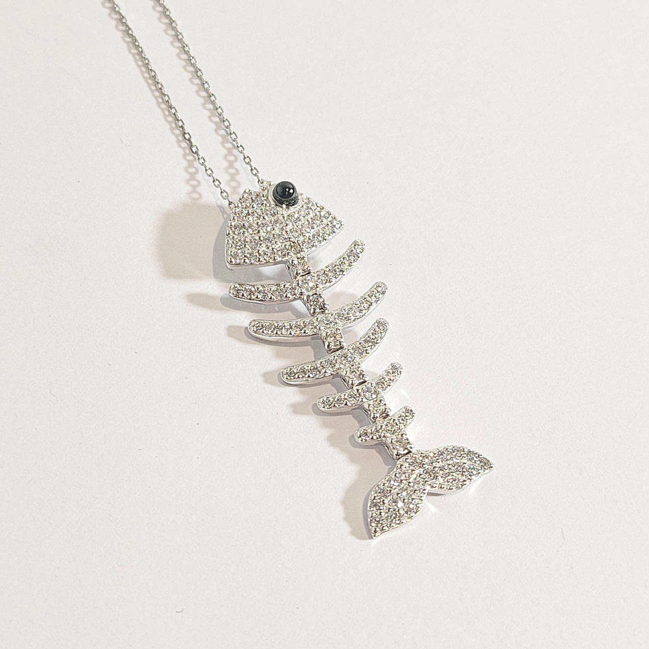 MOVABLE SPINE PENDANT WITH ZIRCONS. SILVER FRAME AND CHAIN. BRAND NEW.