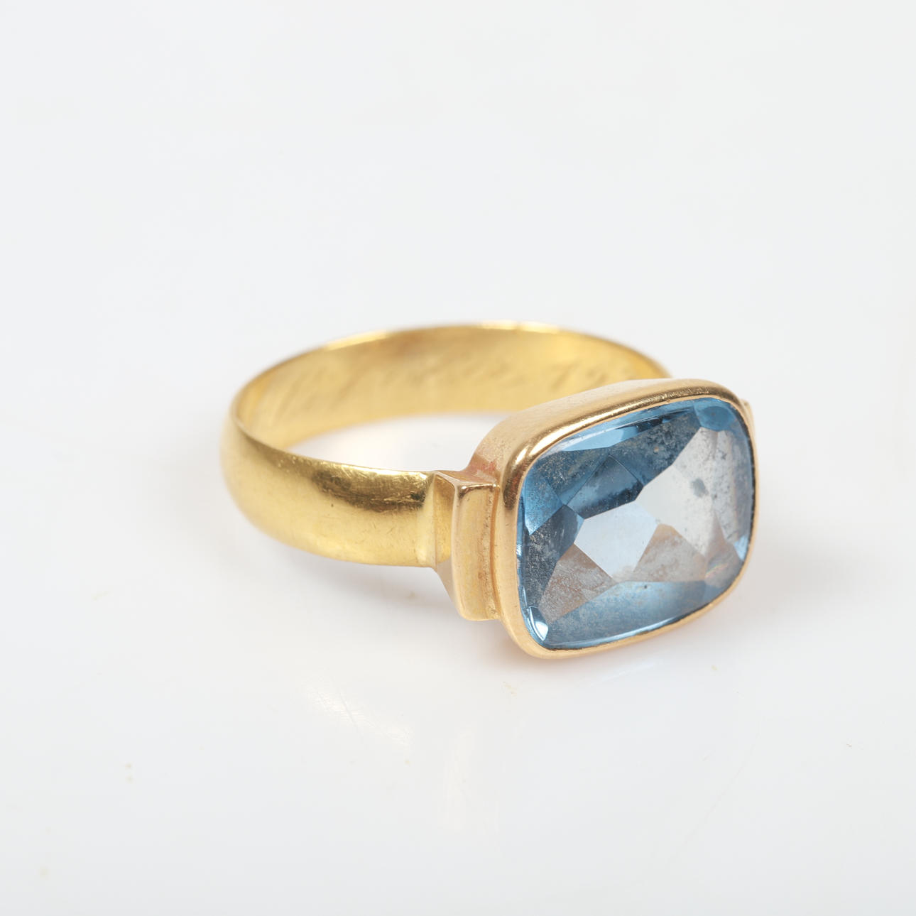 RING, 23 K guld med blå sten.