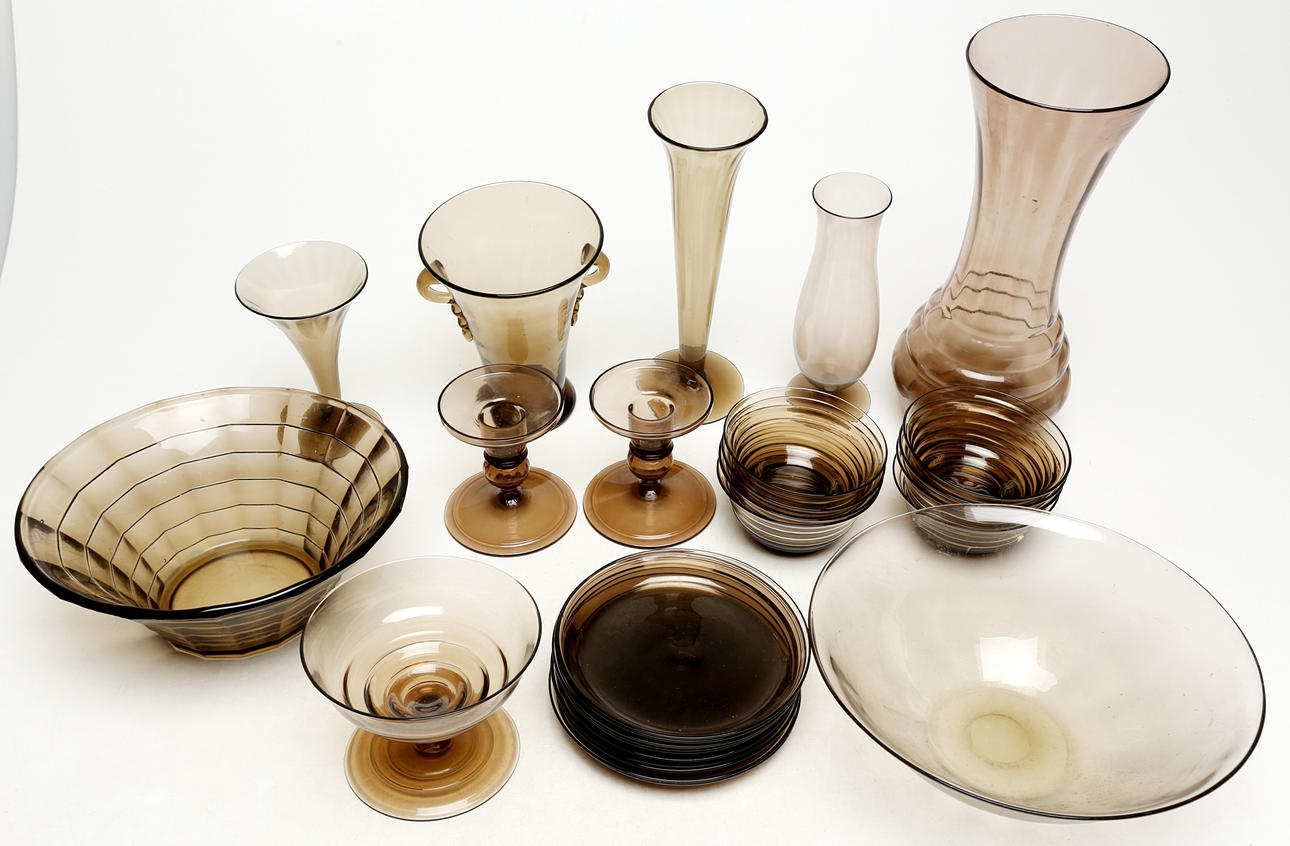 A set of 28 glass objects, including Sandvik.