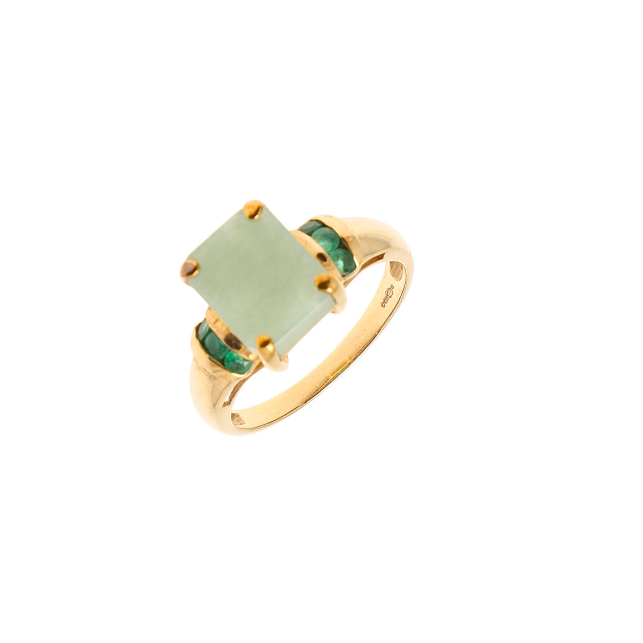 A 9CT GOLD, JADE AND EMERALD RING.