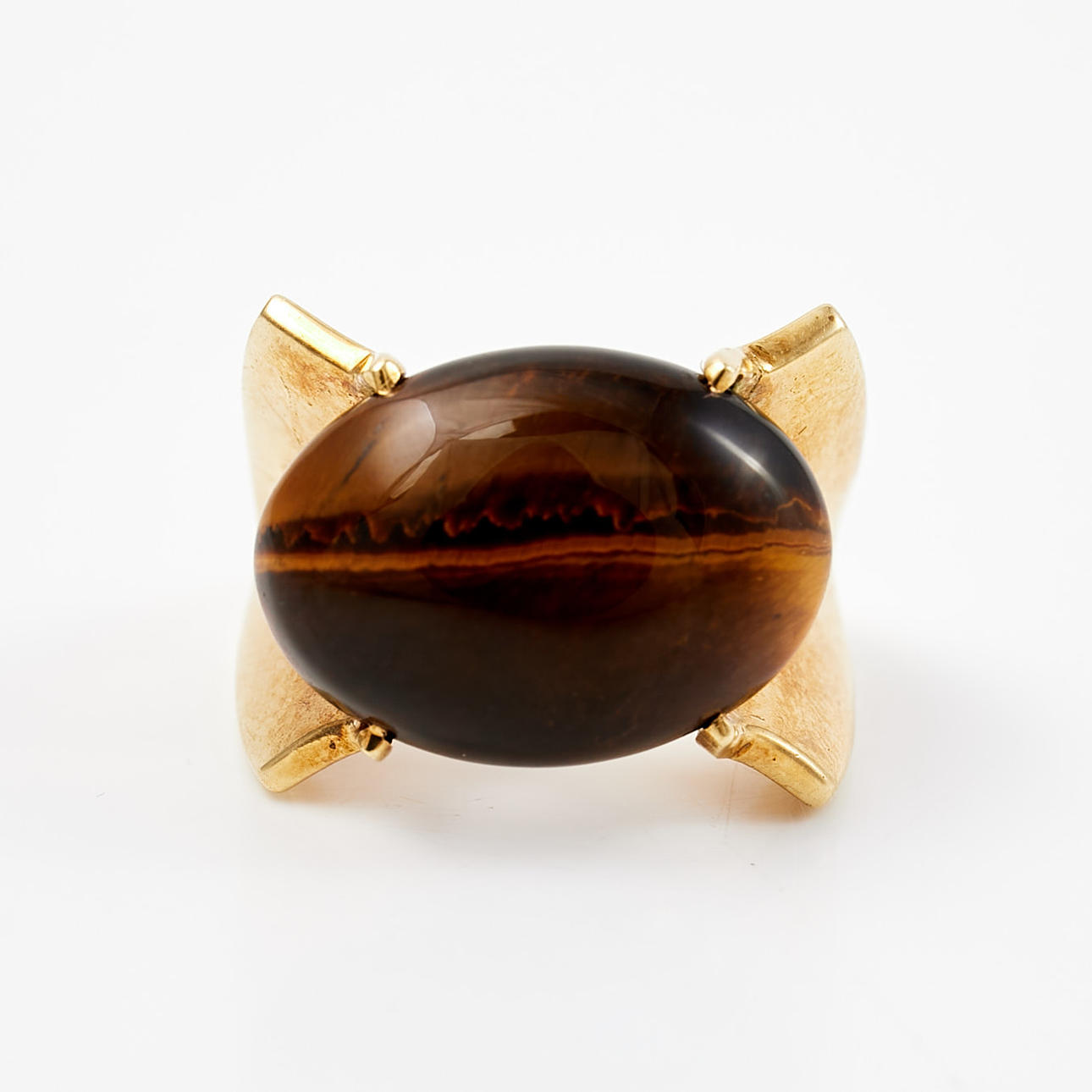 RING, 14k gold, cabouchon cut tiger eye.