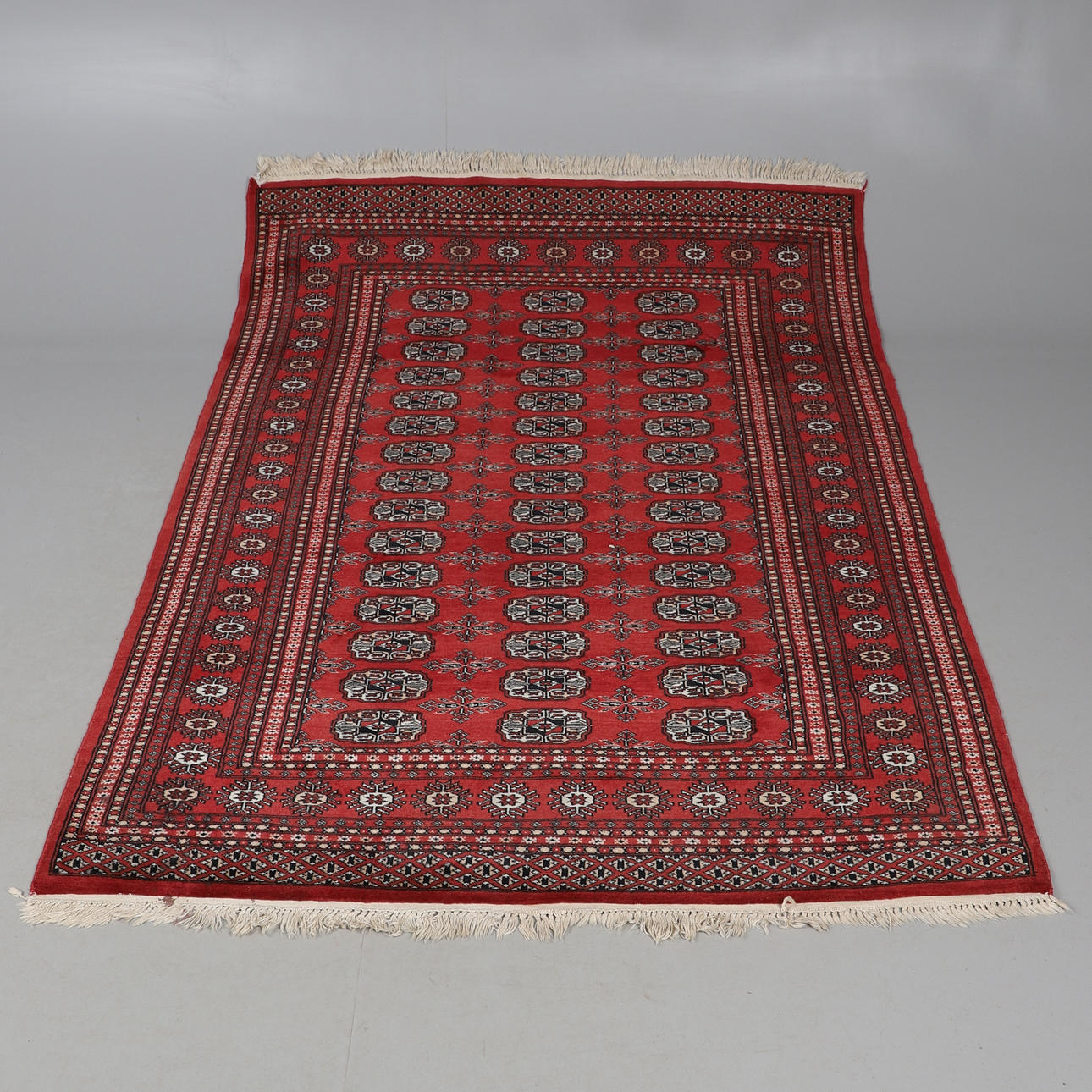 A RED BOKHARA RUG. Carpets & Textiles - Carpets - Auctionet