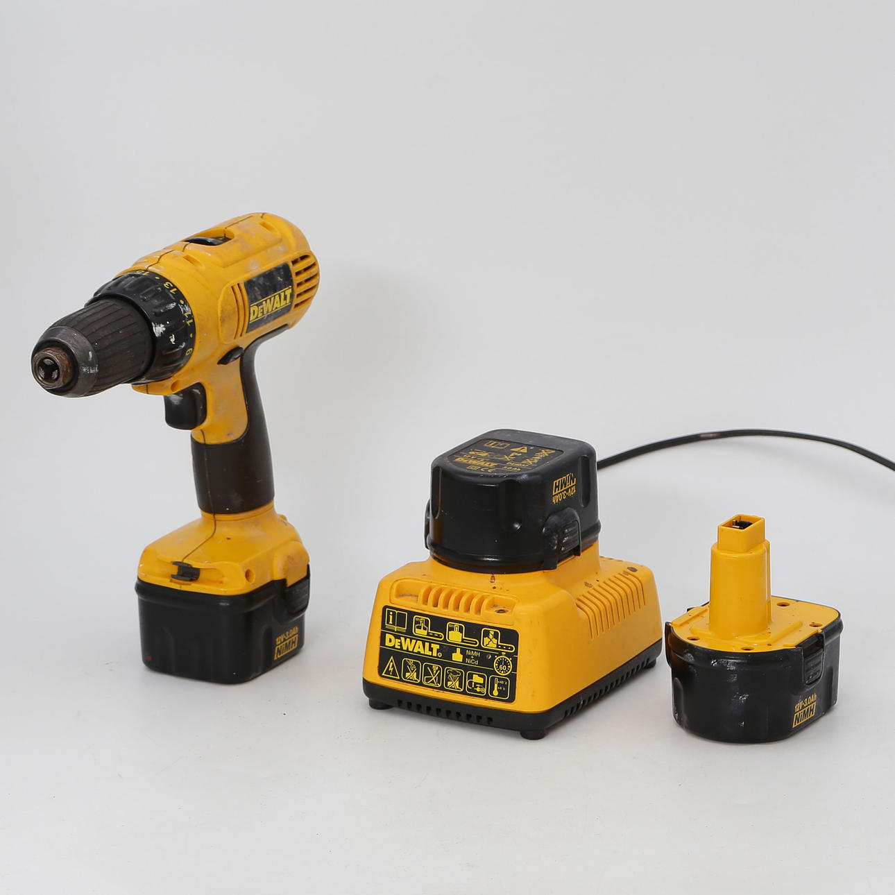 DEWALT DC756 SCREWDRIVER WITH ACCESSORY.