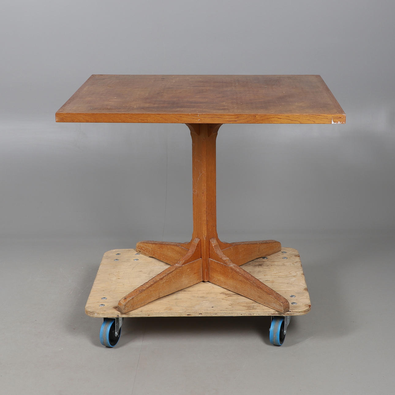A MODERN SQUARE TOPPED TABLE.