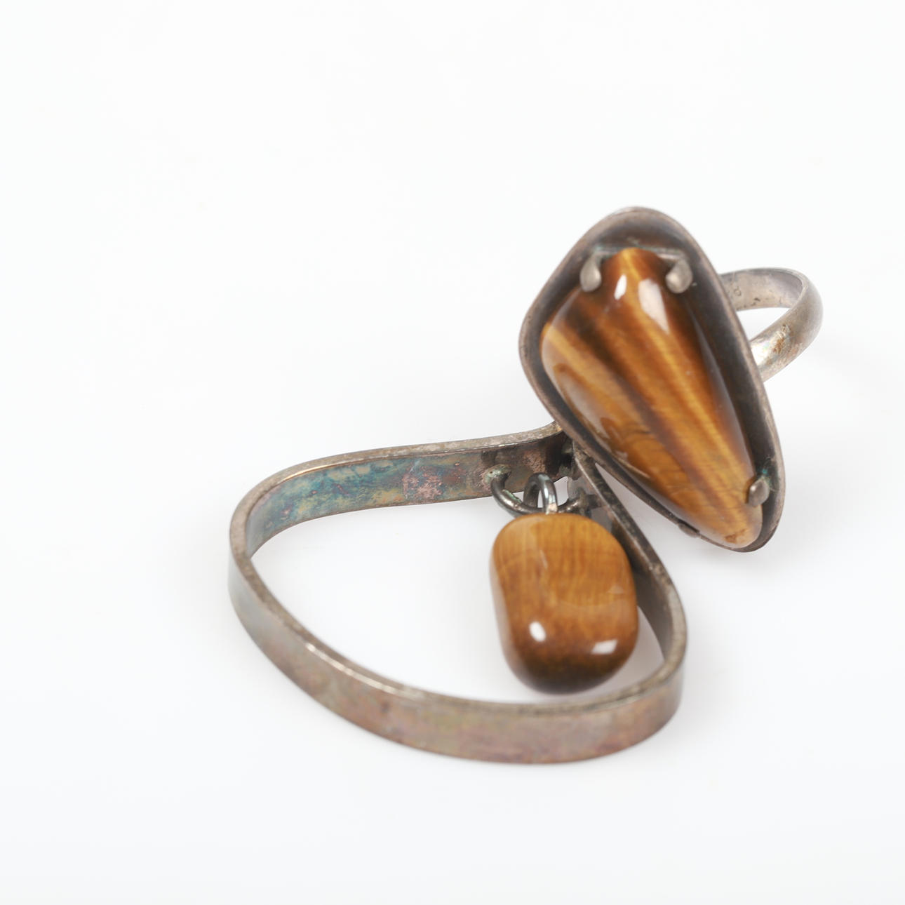 PENDANT AND RING, silver with tiger's eye.