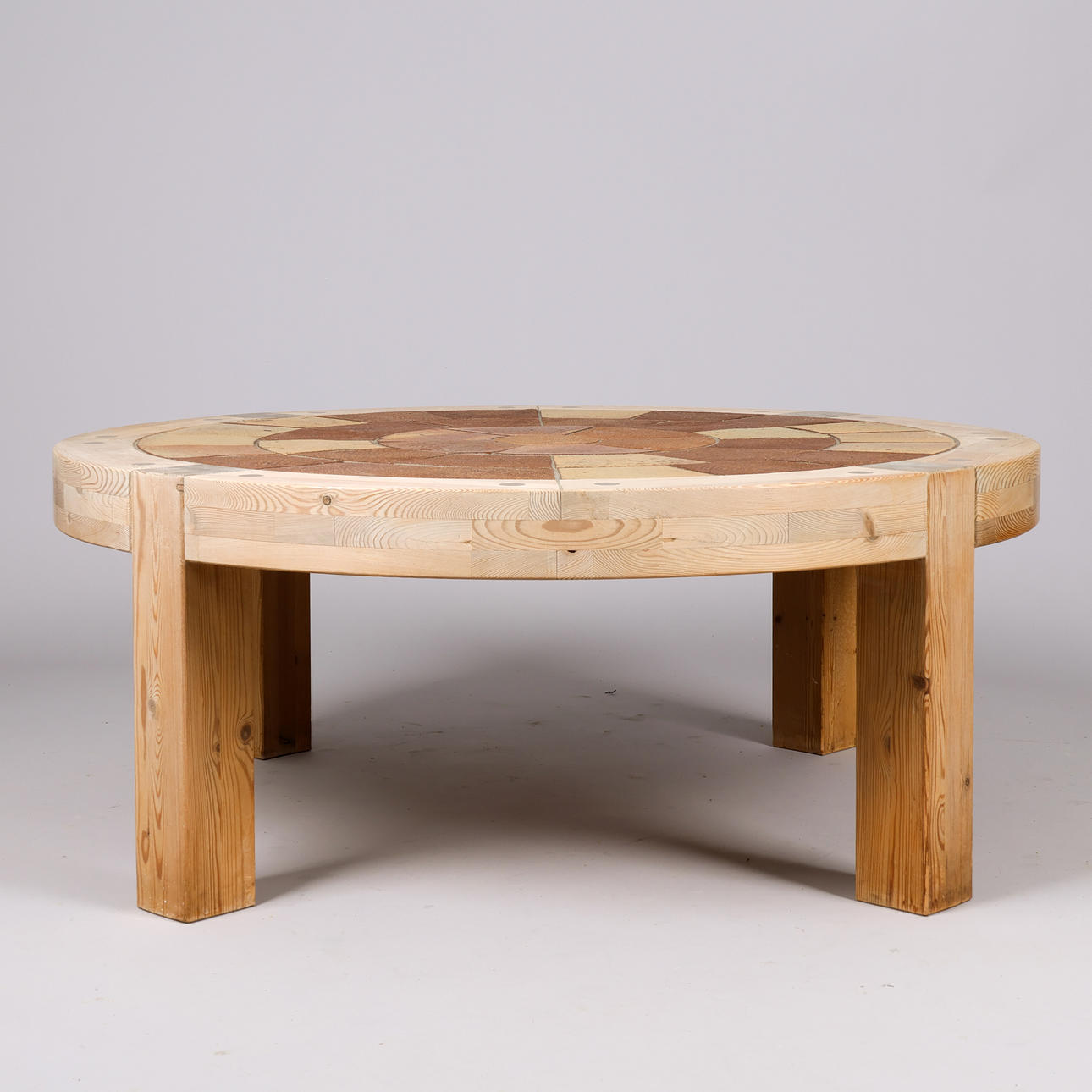 BRITT SALLINGBOE. Round coffee table, table top with ceramic tiles and frame of pine wood and exposed dowels, Sallingboe, Denmark, second half of the 20th century.