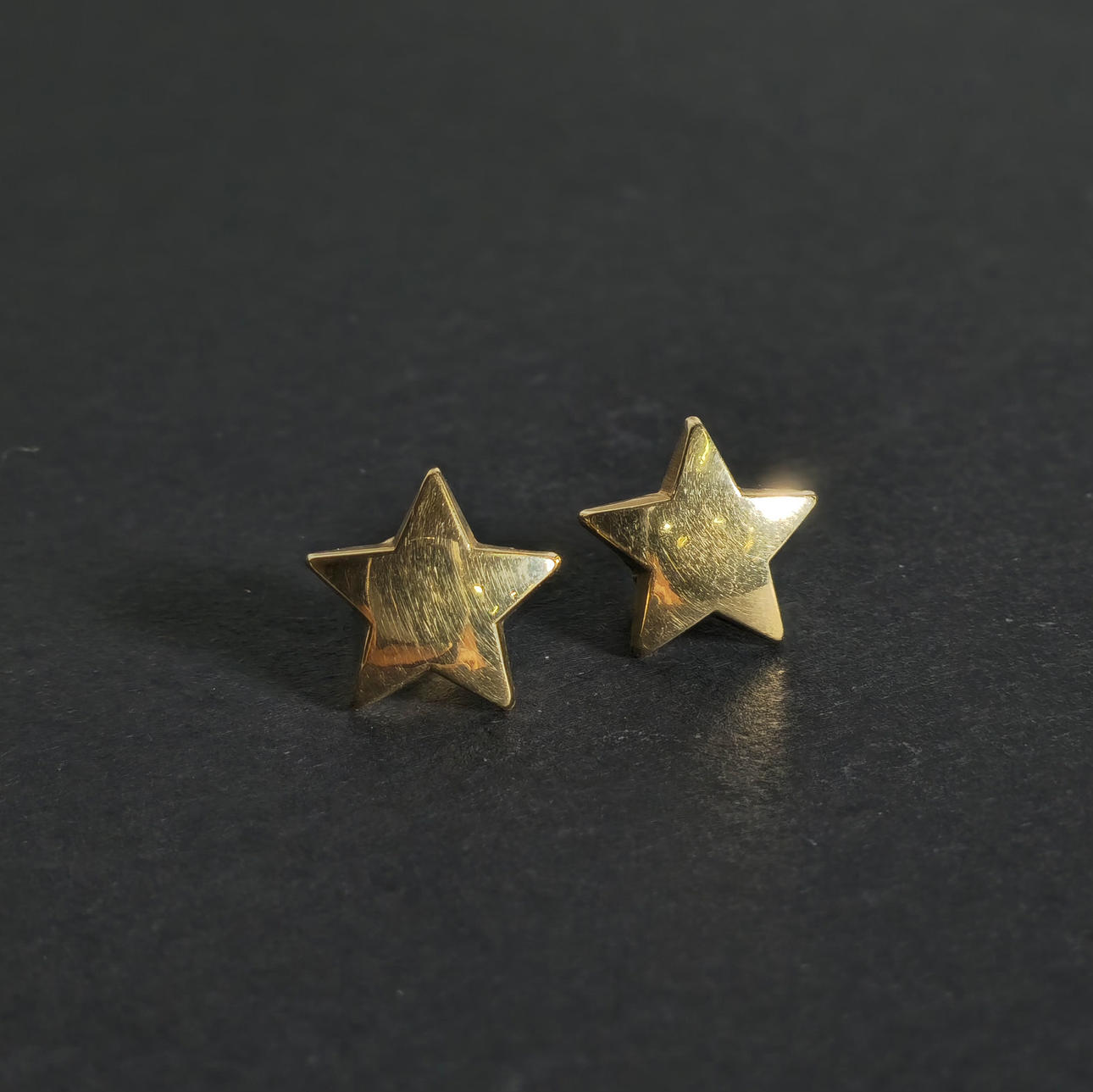 STJERNEØRERINGE I 18 KARAT GULD.