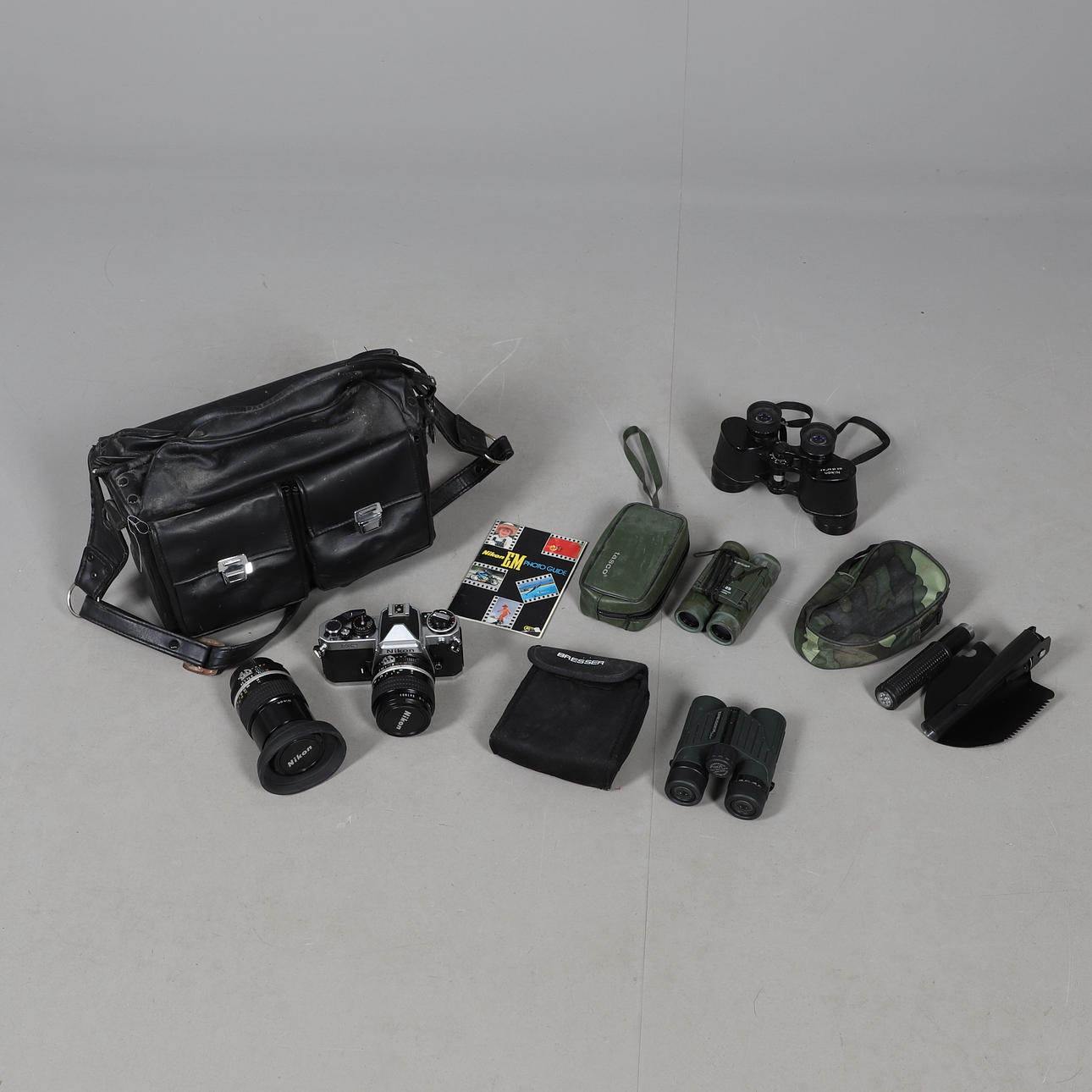 UNA CÁMARA NIKON FE2 CON CARCASA.