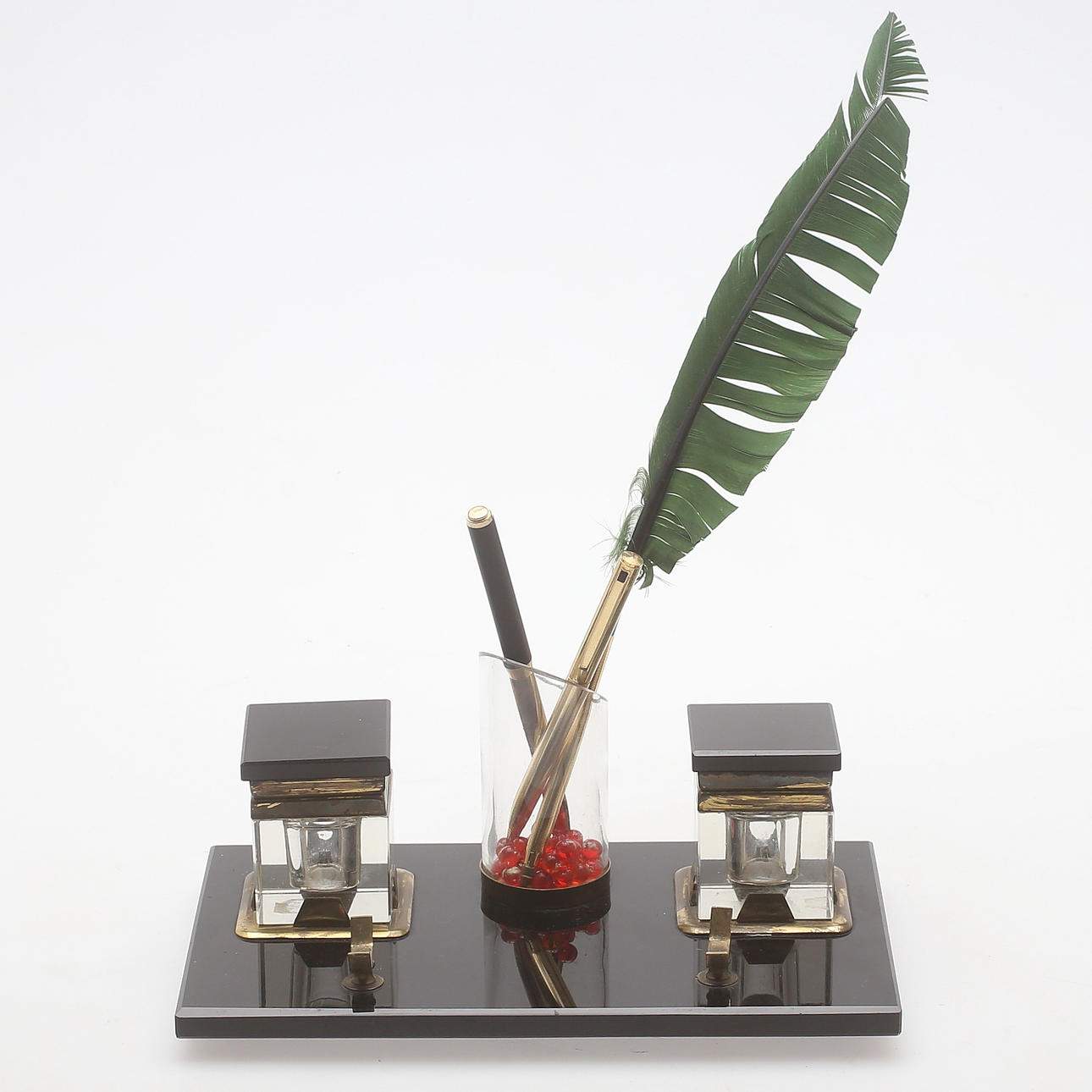 SKRIVBORDSUPPSATS, svart marmor, glas, guldpläterad metall, 1900-tal.