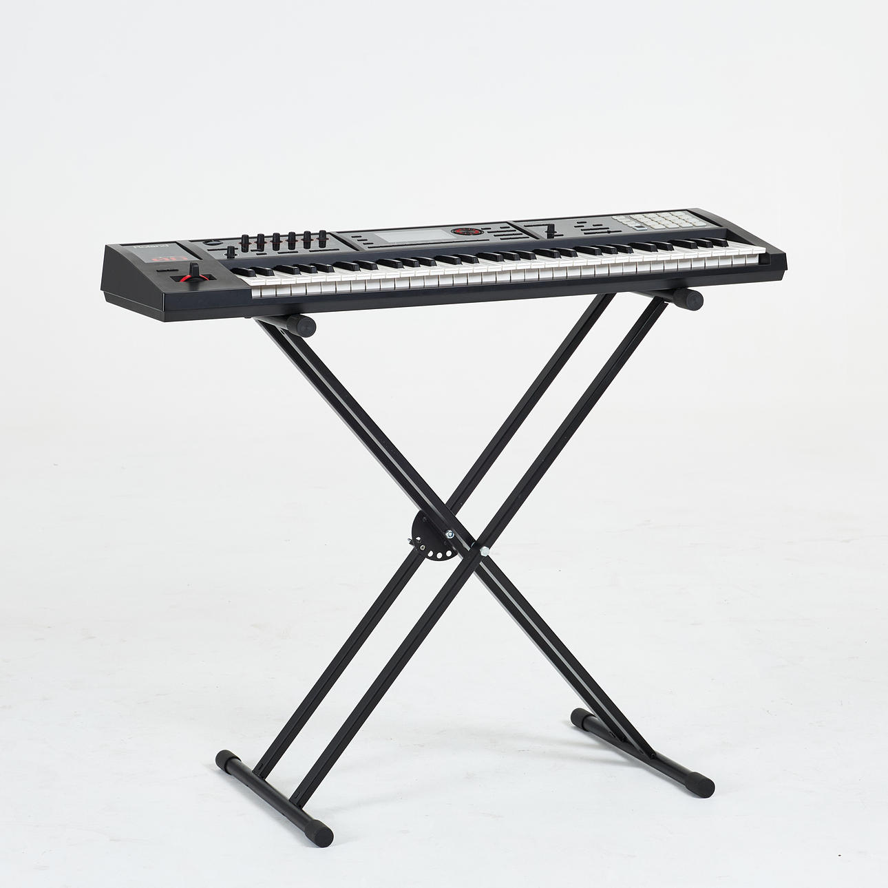 NÄPPÄIMISTÖ, FA-06 Roland, jalustalla.