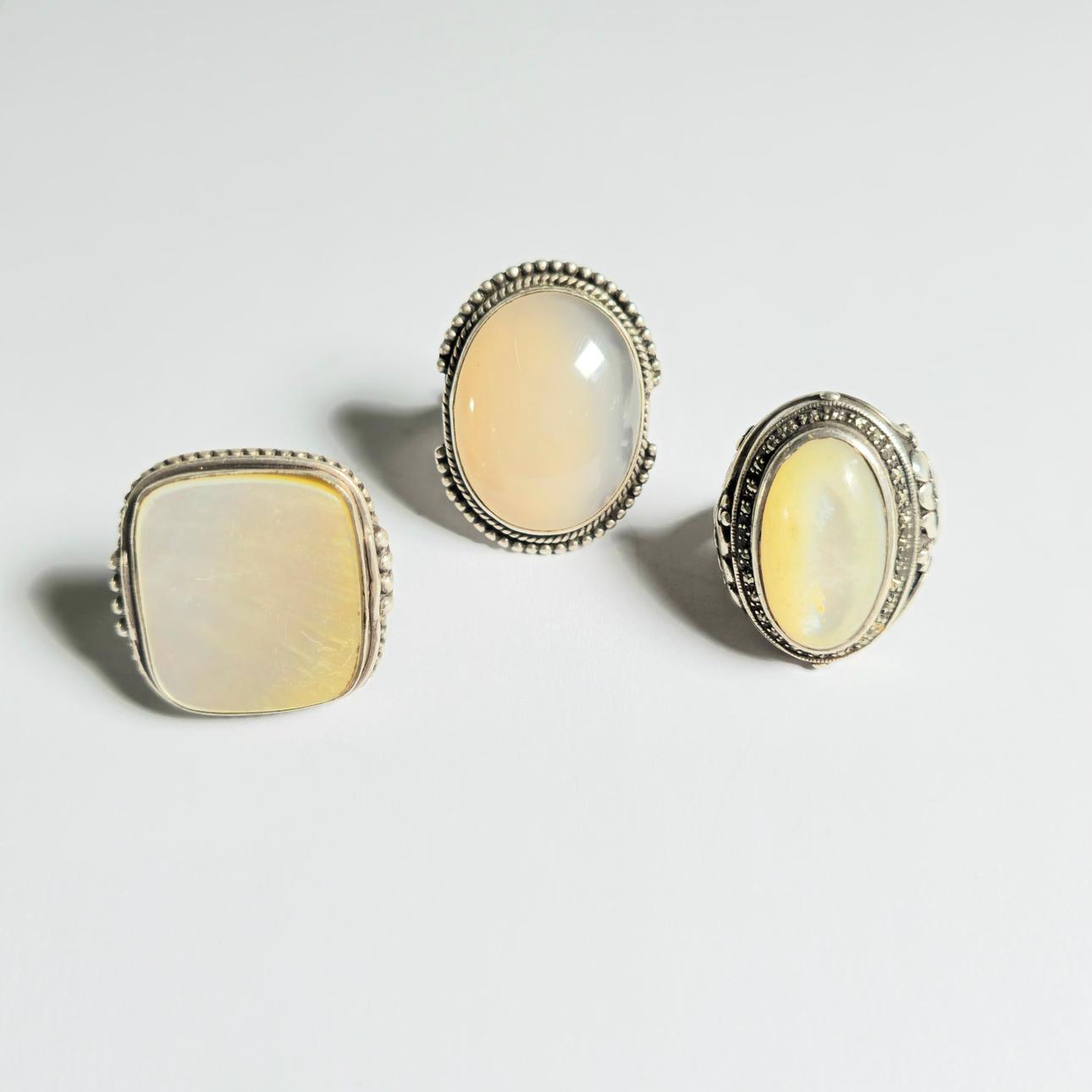 DREI RINGE AUS SILBER, OPAL UND PERLMUTT.