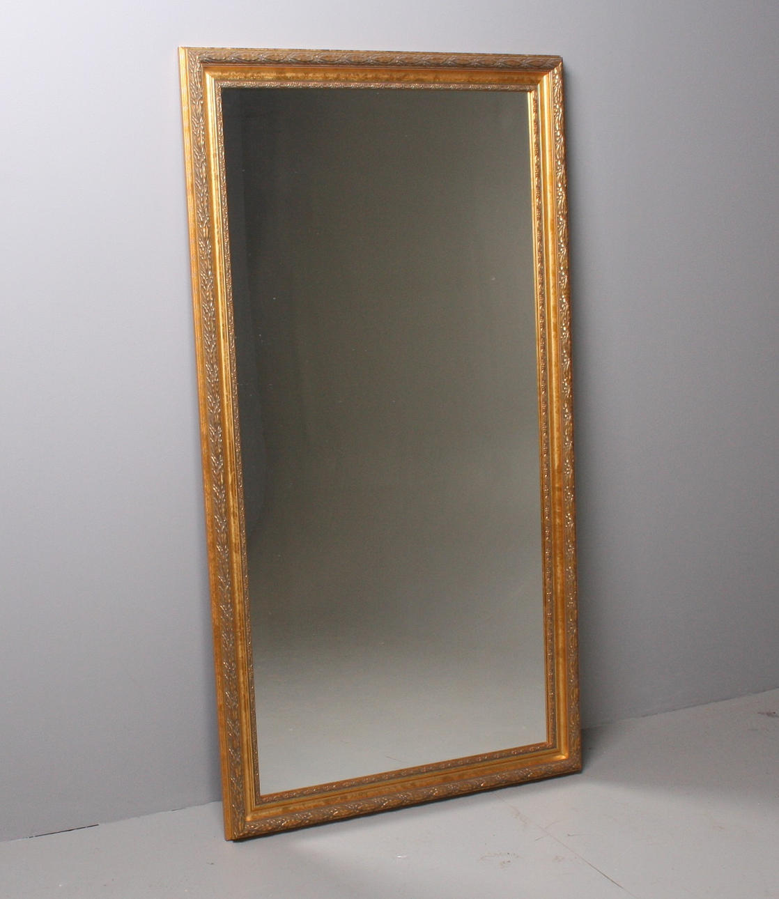SPEGEL med förgylld ram, 132 x 71 cm.