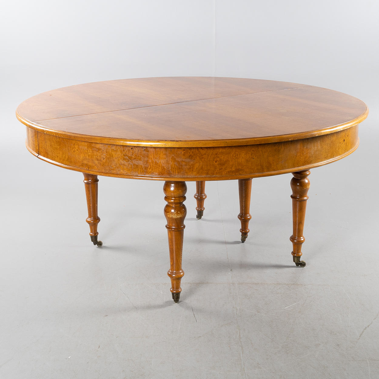 A dining table, veneered in mahogany, 19th century.