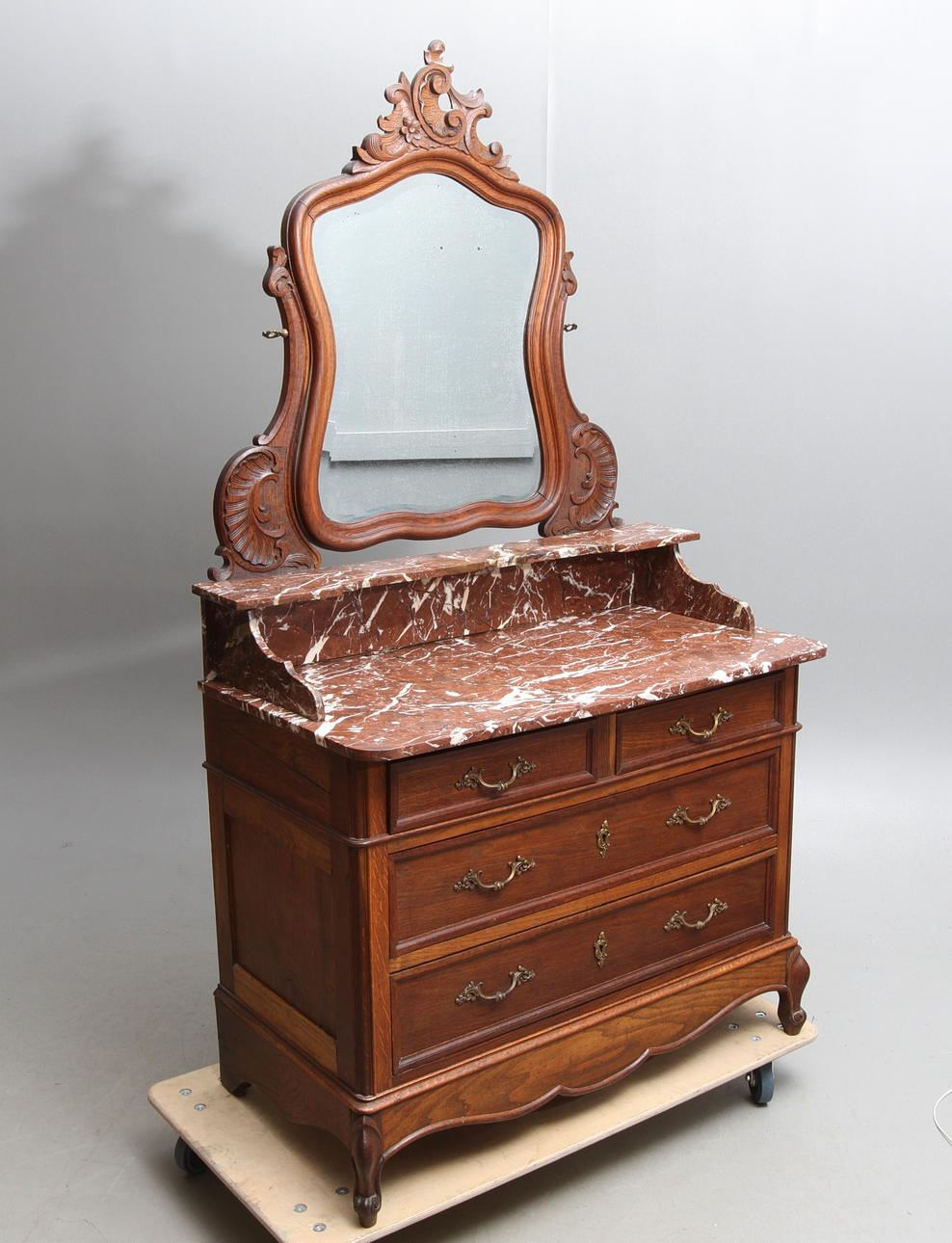 SPEGELBYRÅ, med stenuppsats, 1900-tal.