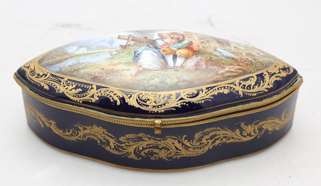 es Mathieu Candy Box for Sèvres Sèvres-like porcelain box, early decades of the 20th Century
