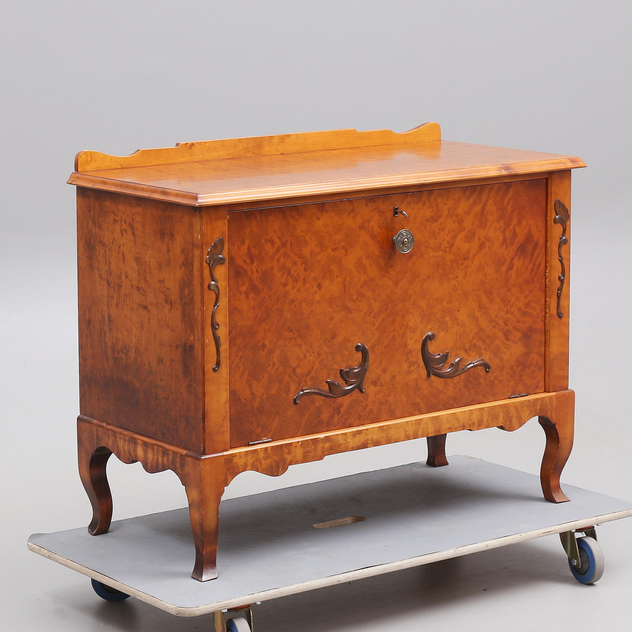 SIDEBOARD with front door, Virserums Möbelfabrik, 1930s/40s.