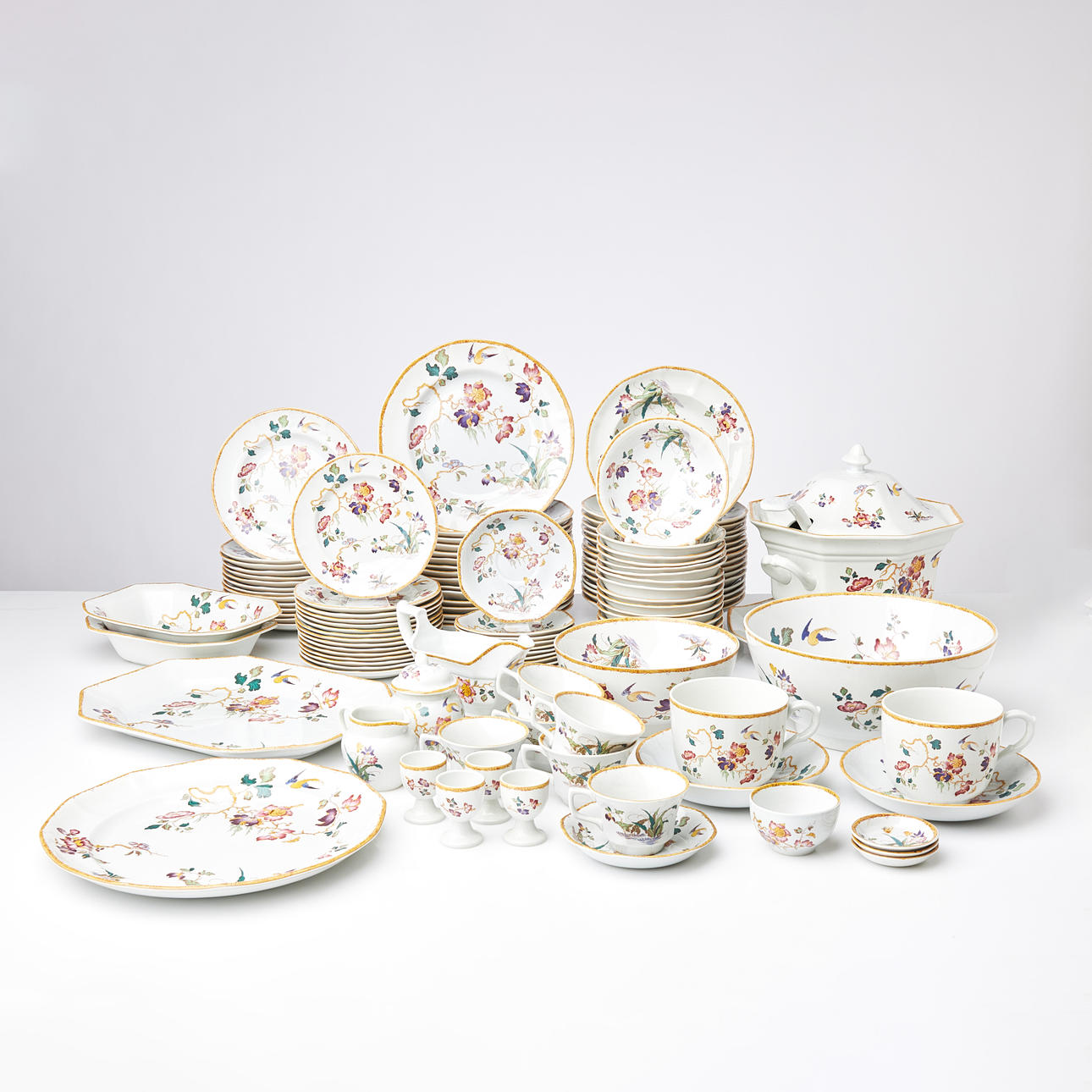 WEDGWOOD. A 104-piece “Devon Rose” tableware set, England.
