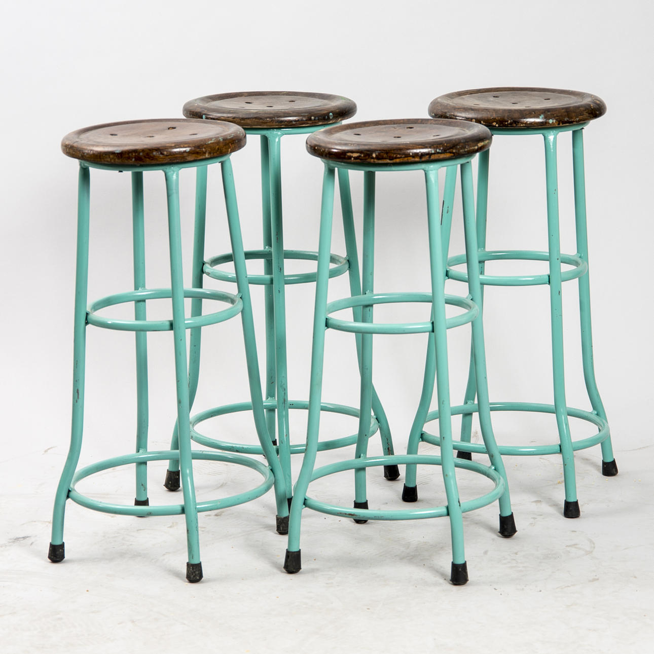 BARPALLAR, 4 stycken, grönmålad metall med träsits, industridesign.