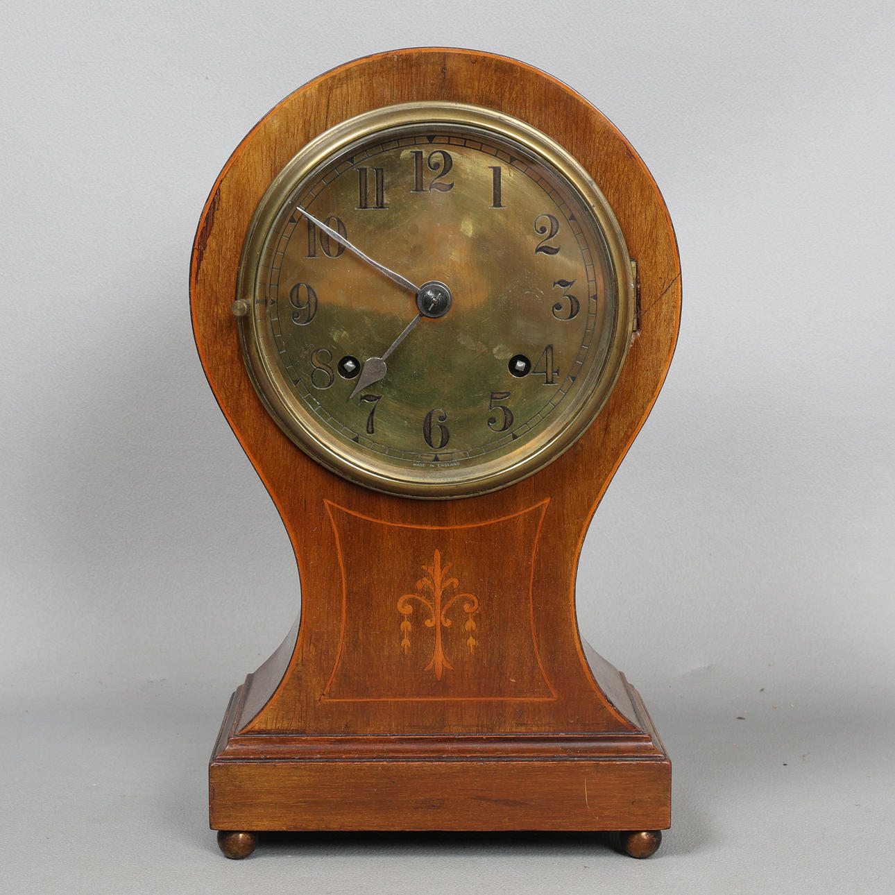 AN EDWARDIAN MANTEL CLOCK.